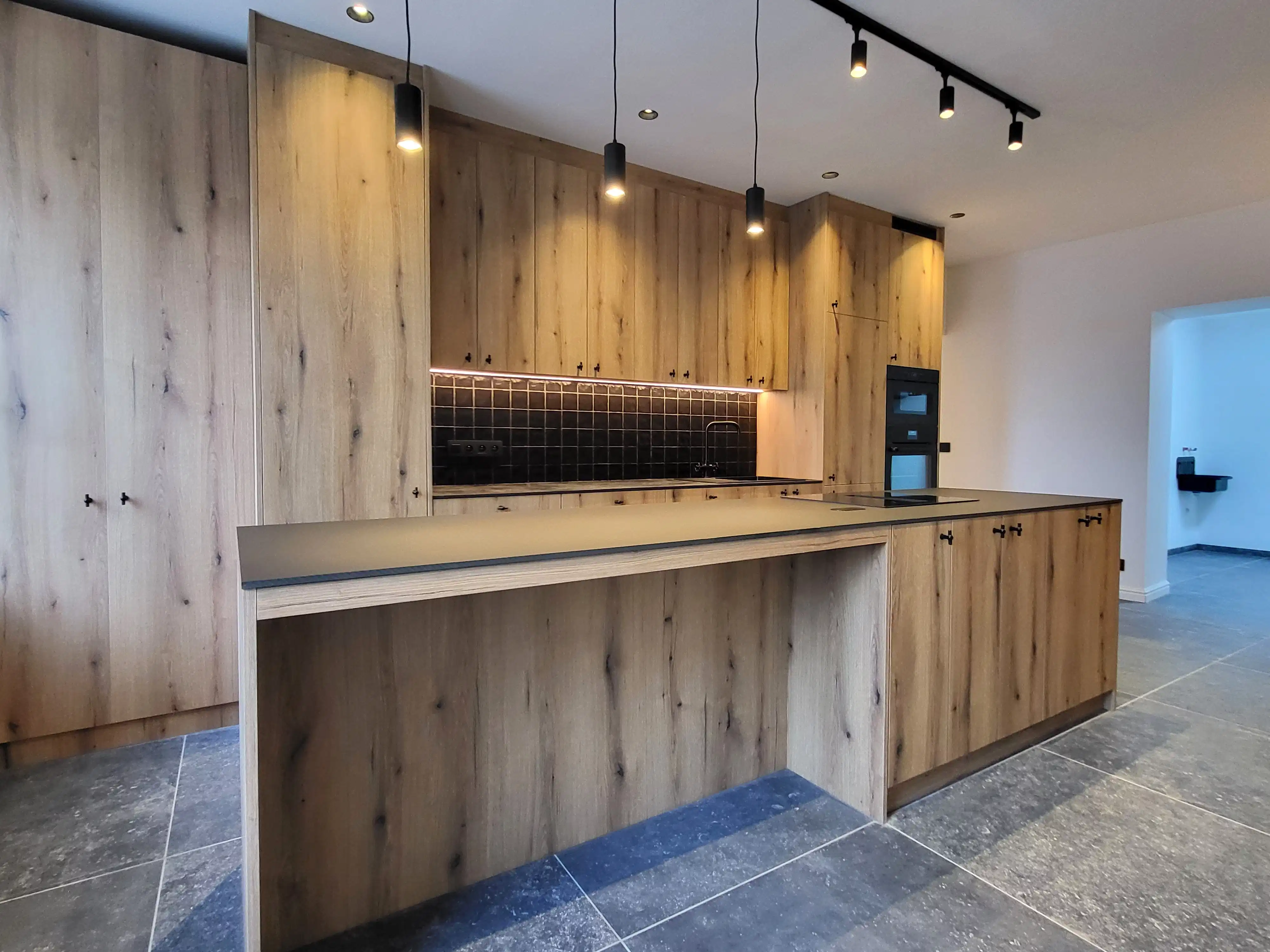 Deze volledig totaal gerenoveerde woning (2024–2025) combineert hedendaags comfort met een hoogwaardige afwerking en biedt maar liefst 5 ruime slaapkamers.  foto 13