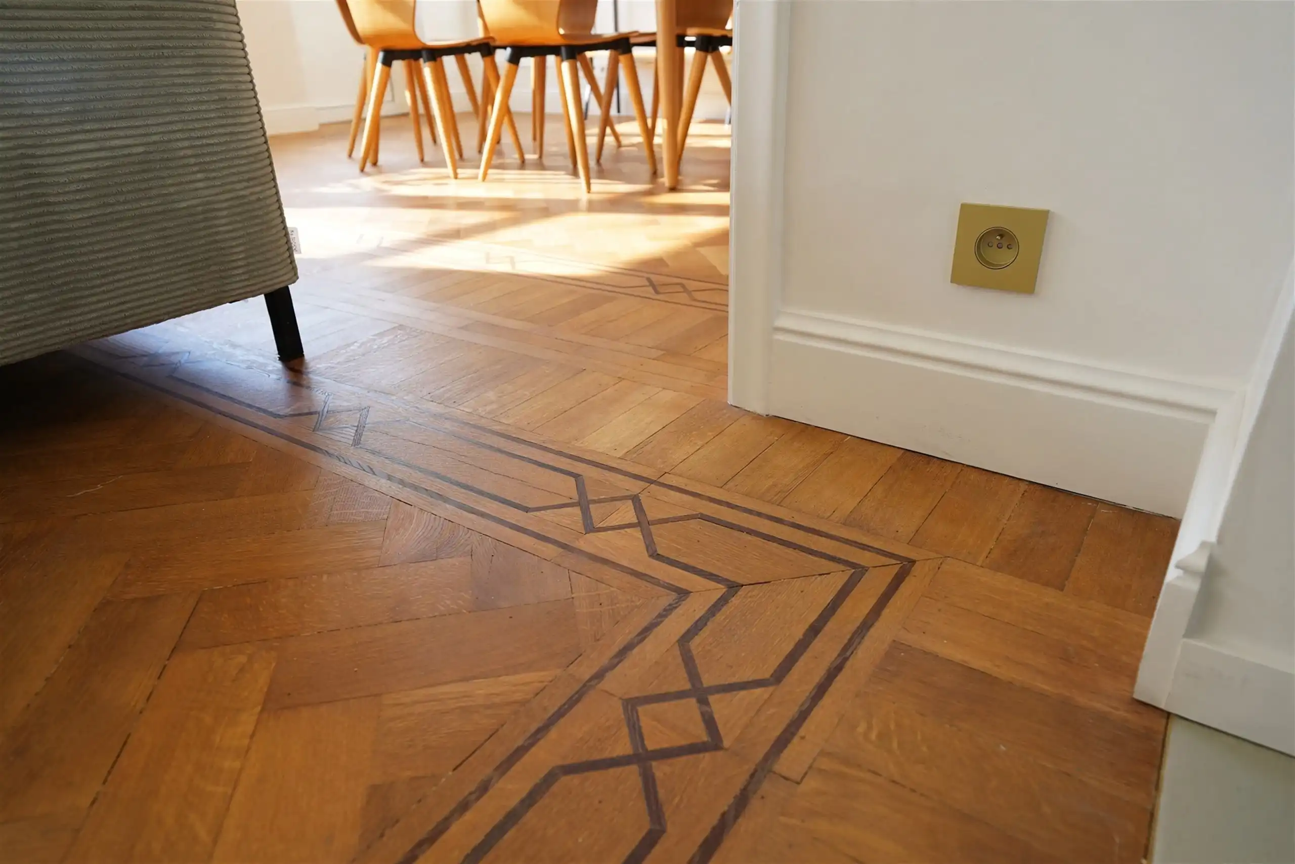 Architecturaal appartement met uitzicht op de boomkruinen foto 8