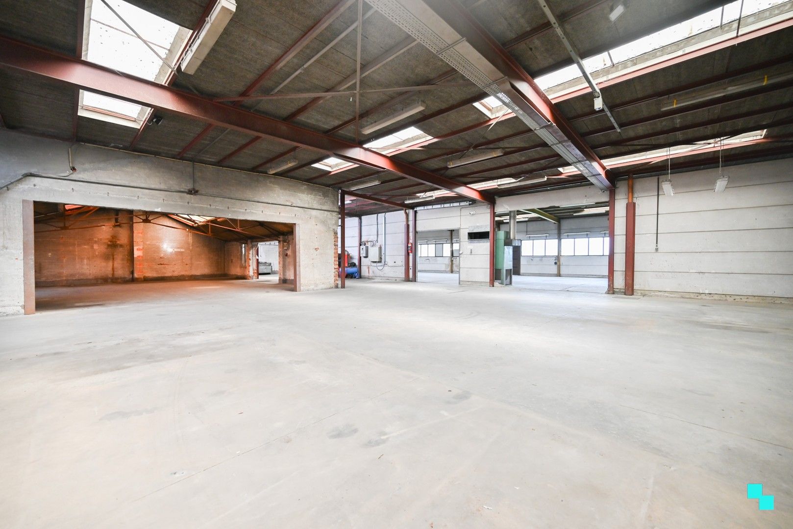 Te renoveren woning met magazijn op zichtlocatie in Izegem foto 9