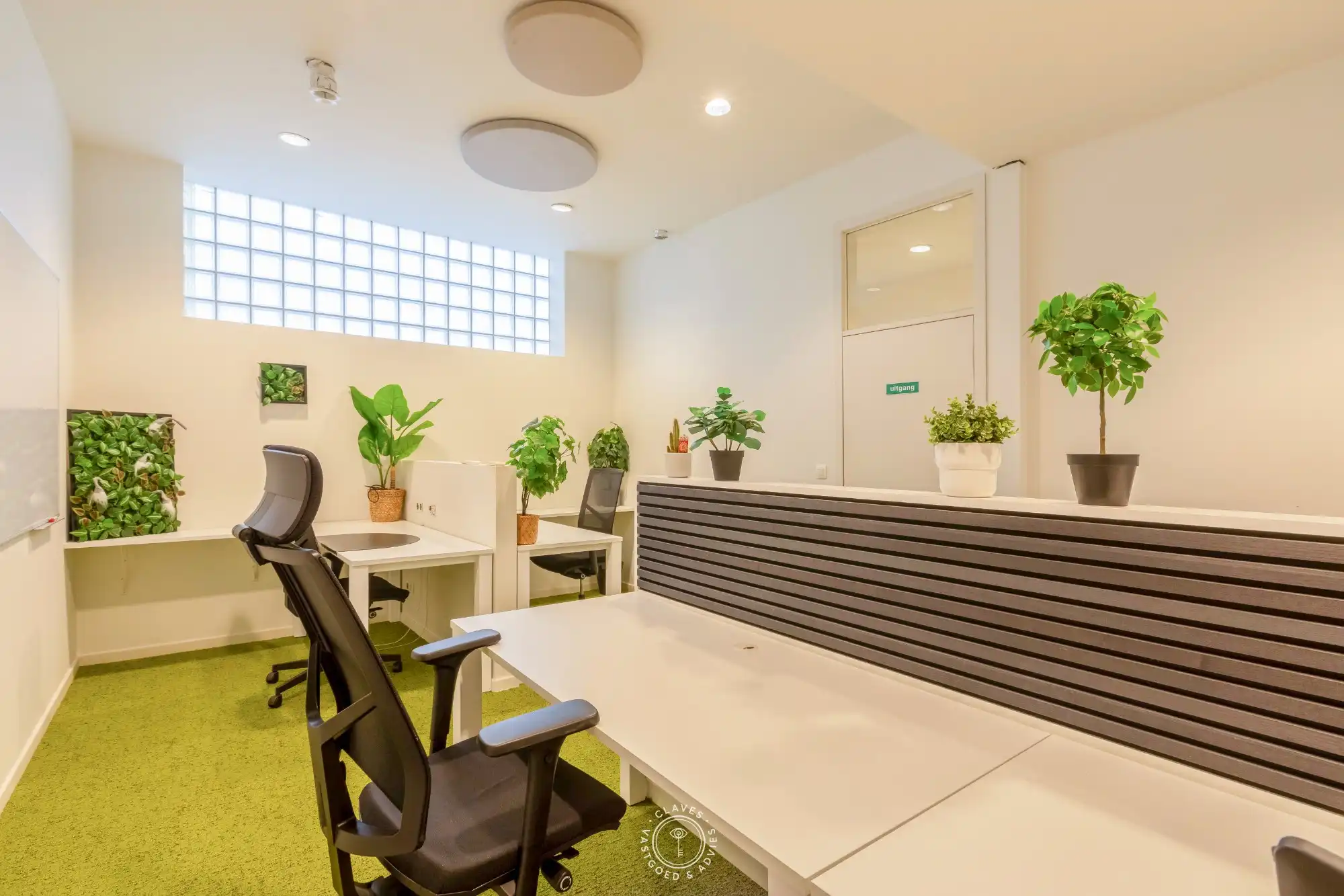 Multifunctioneel kantoorgebouw met magazijnen foto 22