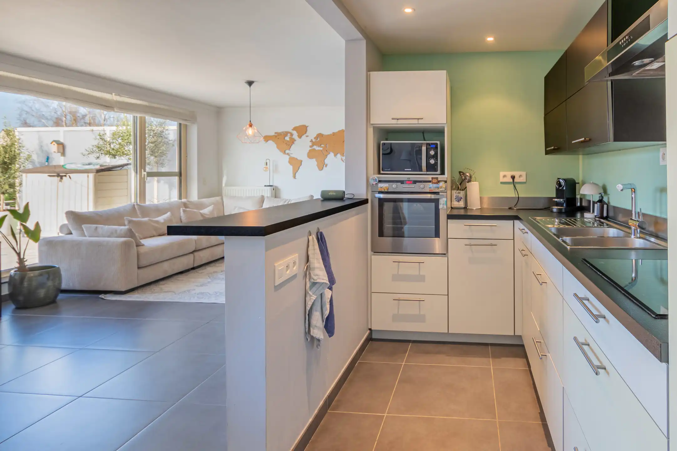 Ruim instapklaar 3 slaapkamer appartement met groot terras foto 5