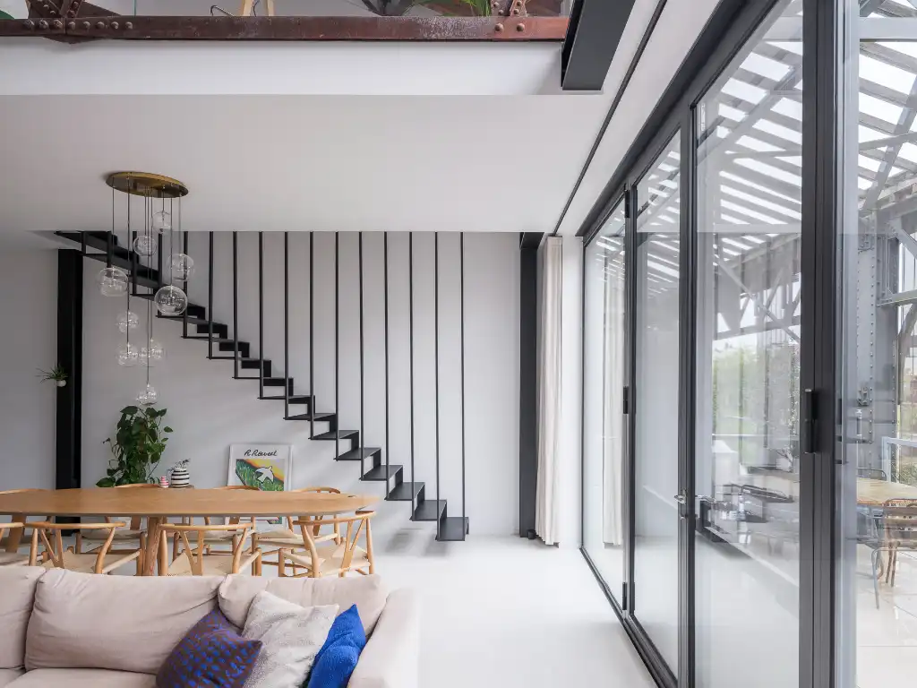 Luxueus en tijdloos – Exceptionele loft met 2 slaapkamers, aparte bureauruimte en ruim terras in een beschermd gebouw met een rijke industriële voorgeschiedenis. foto 3