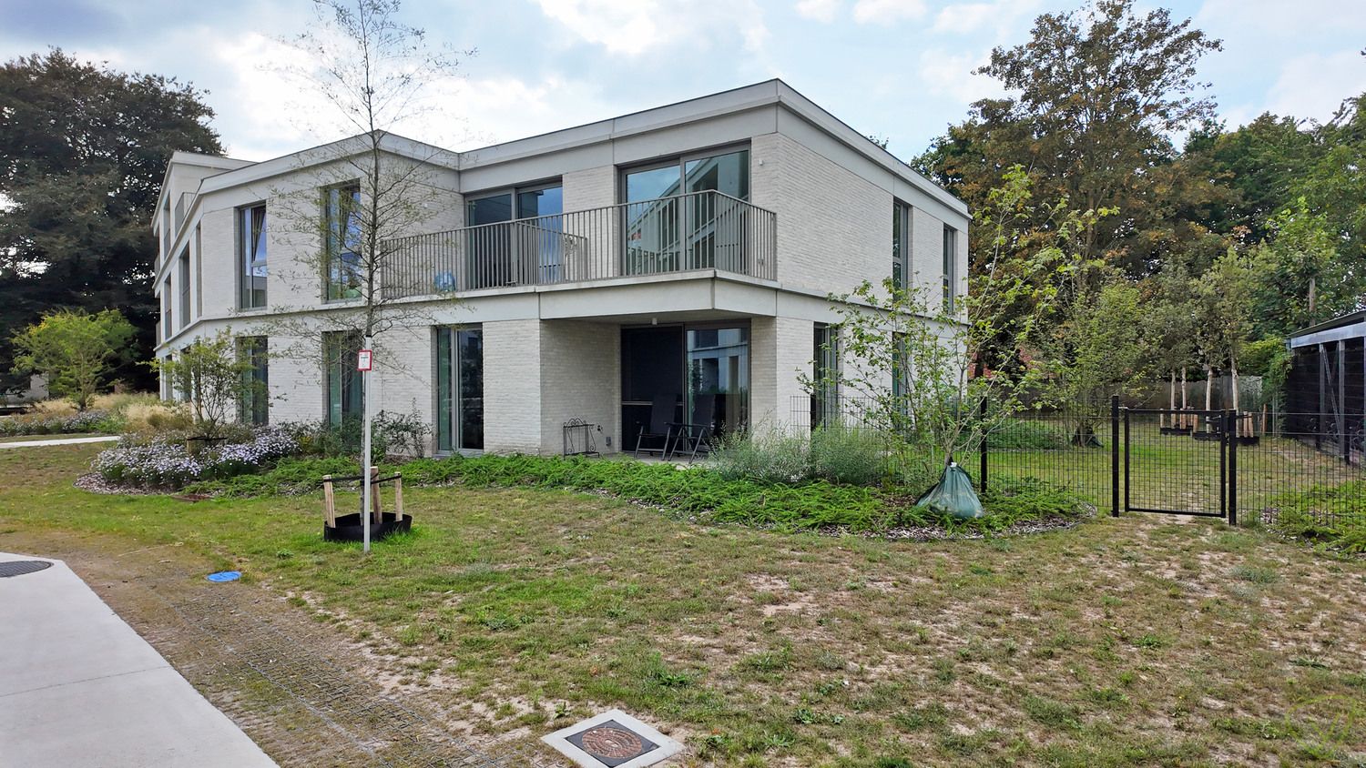 Energiezuinig 2-slaapkamerappartement met terras en parking! foto {{pictureIndex}}