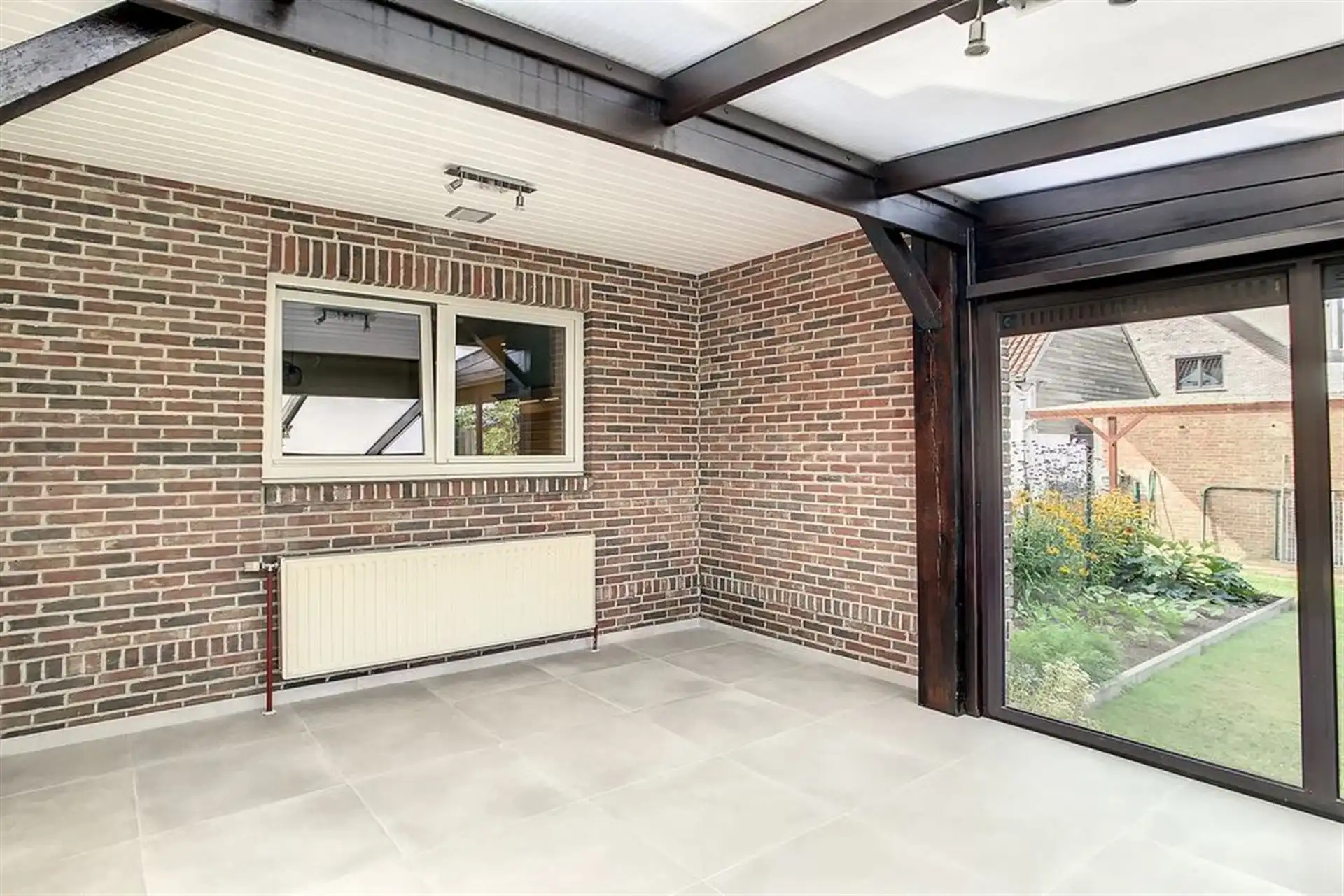 Instapklare half-open bebouwing met 3 slaapkamers en tuin foto 10