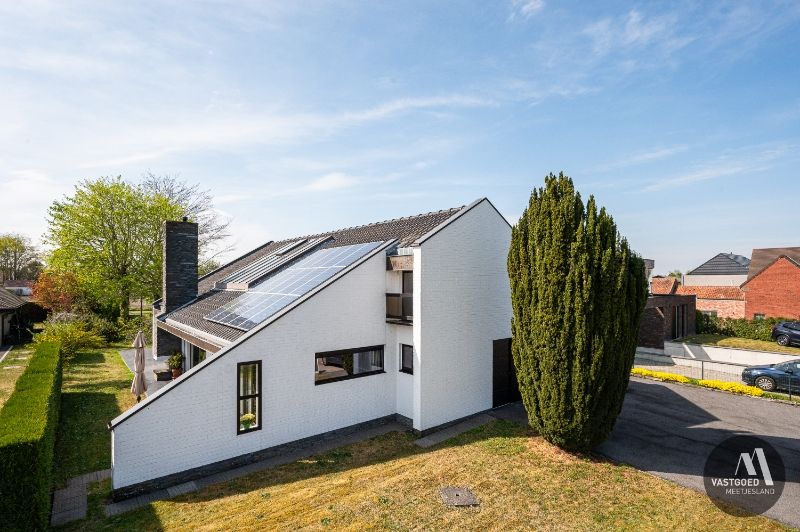 Tijdloze woning met een prachtige tuin. foto {{pictureIndex}}