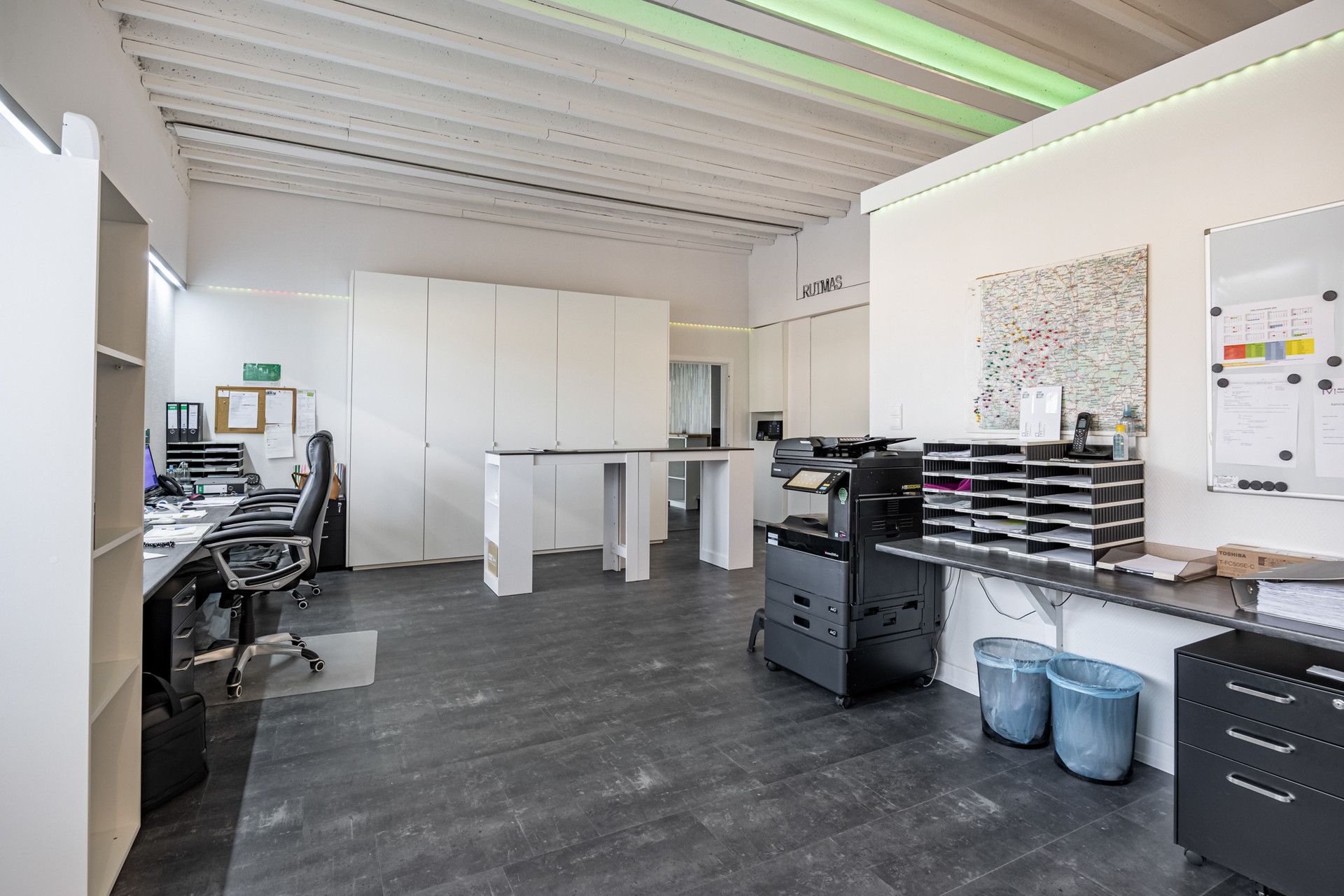 GEBOUW BESTAANDE UIT APP, 3 KANTOORVLOEREN & WERKPLAATS TE BILZEN. foto 22