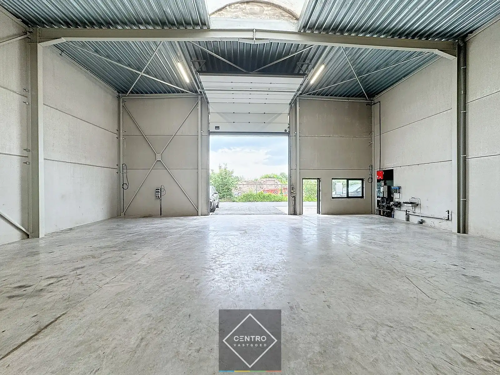 NB MAGAZIJN / OPSLAGRUIMTE (410m2) met volledige overspanning en hoge sectionaalpoort te huur op ambachtelijke zone te Maldegem (vlakbij Brugge en Knokke-Heist). foto 6
