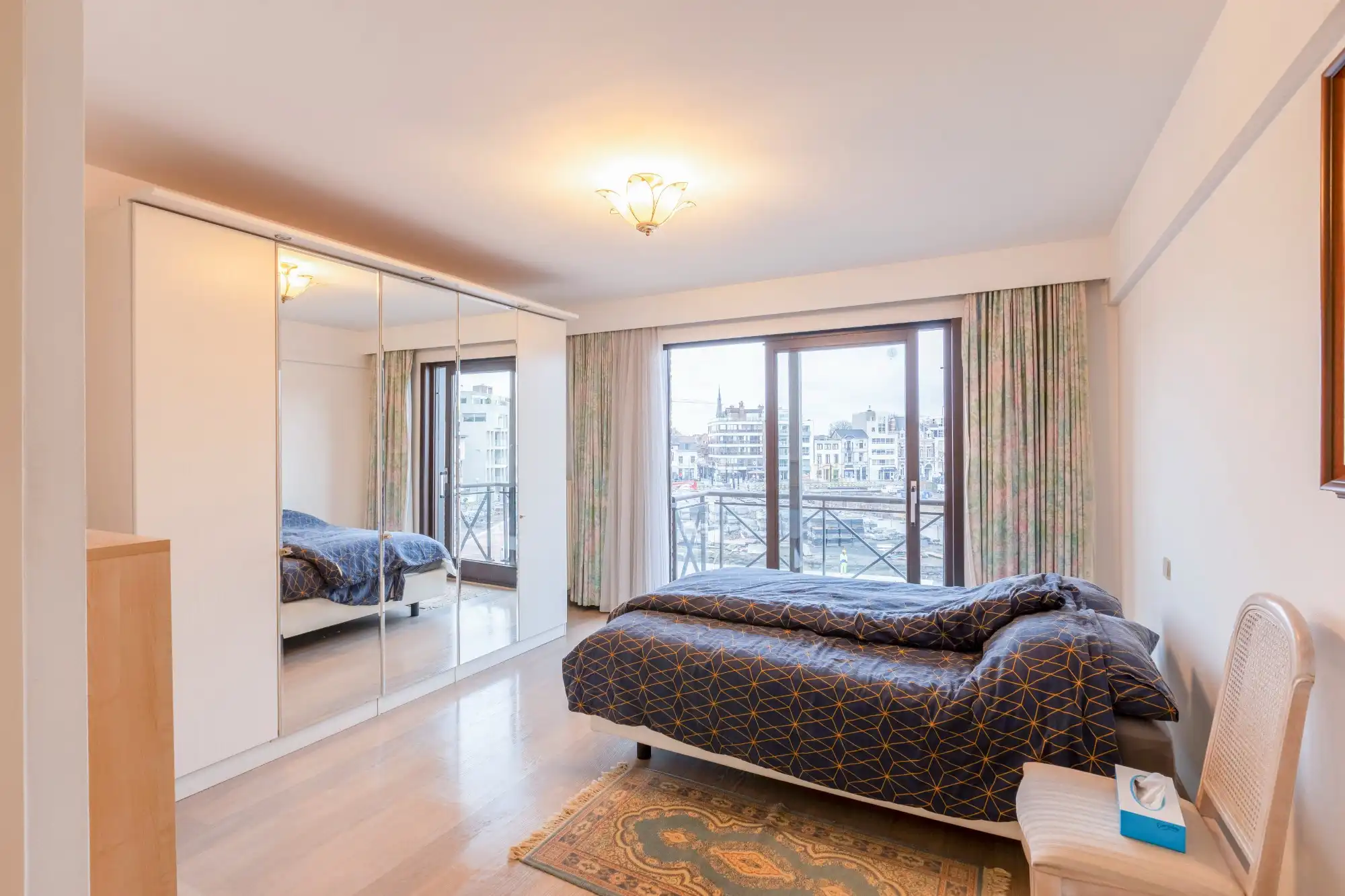 Ruim appartement met uitzicht op de Grote Markt foto 7