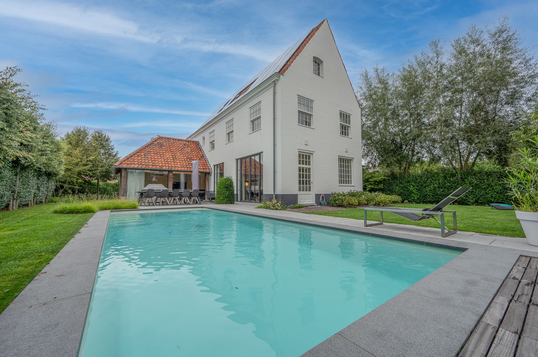 Prachtig afgewerkte villa op een rustige ligging foto {{pictureIndex}}
