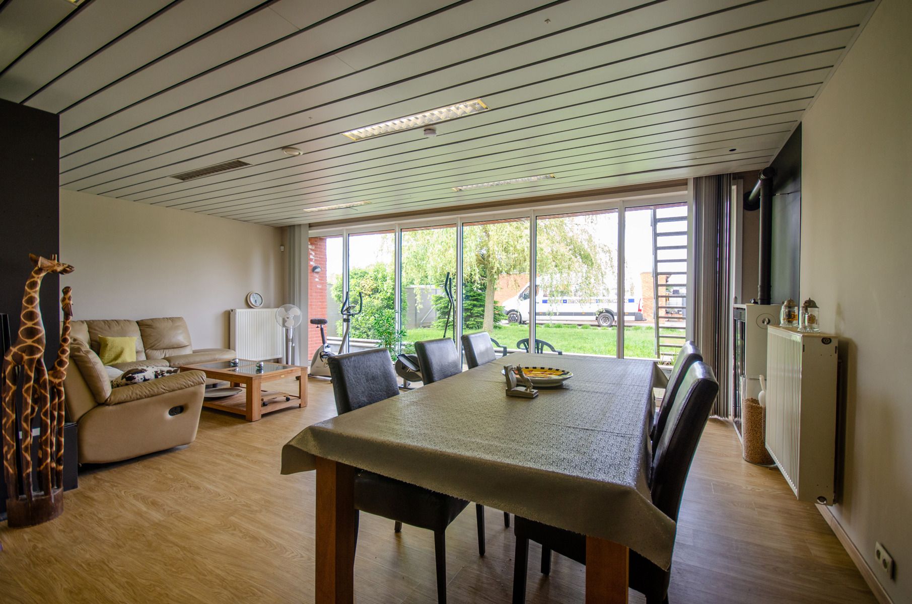 Uniek handelspand met ruim duplex-appartement en 4 garages! foto 4