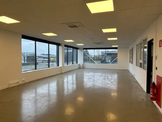 Bedrijfshal met kantoor foto 7