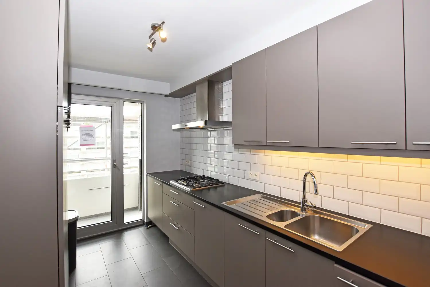 Gezellig gerenoveerd appartement met 2 slaapkamers te Deurne. foto 2