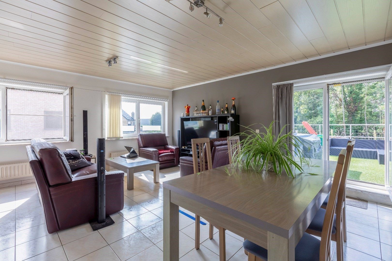 TOPPER ! Opbrengsteigendom met 2 appartementen en 2 garages  foto 3