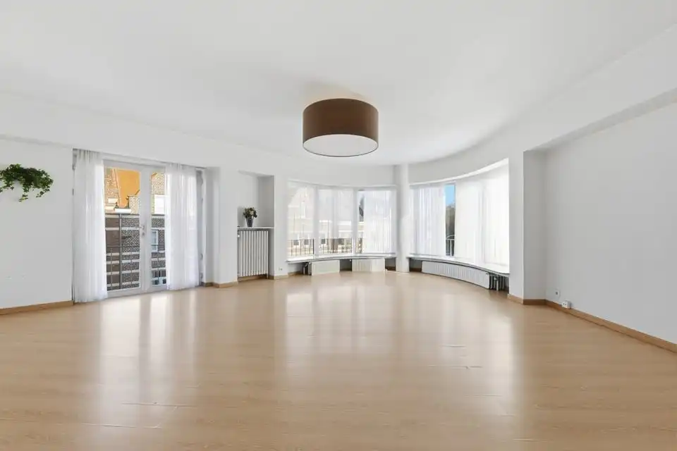 LICHTRIJK APPARTEMENT MET 2 SLKS IN HET CENTRUM VAN SINT-TRUIDEN foto 8