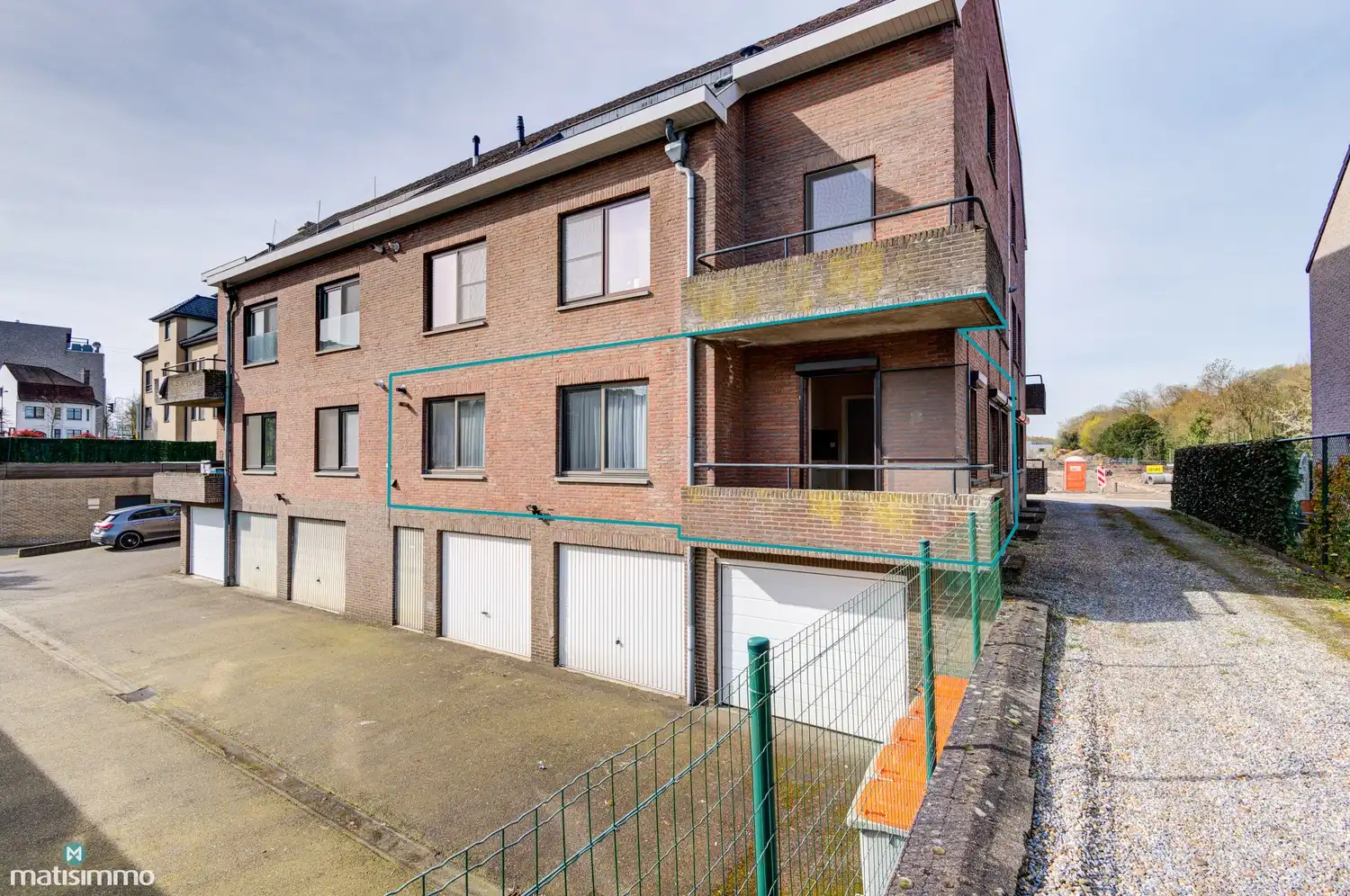 GELIJKVLOERS APPARTEMENT MET 2 SLAAPKAMERS, RUIME GARAGE, AUTOSTAANPLAATS EN KELDERBERGING TE LANAKEN foto 21