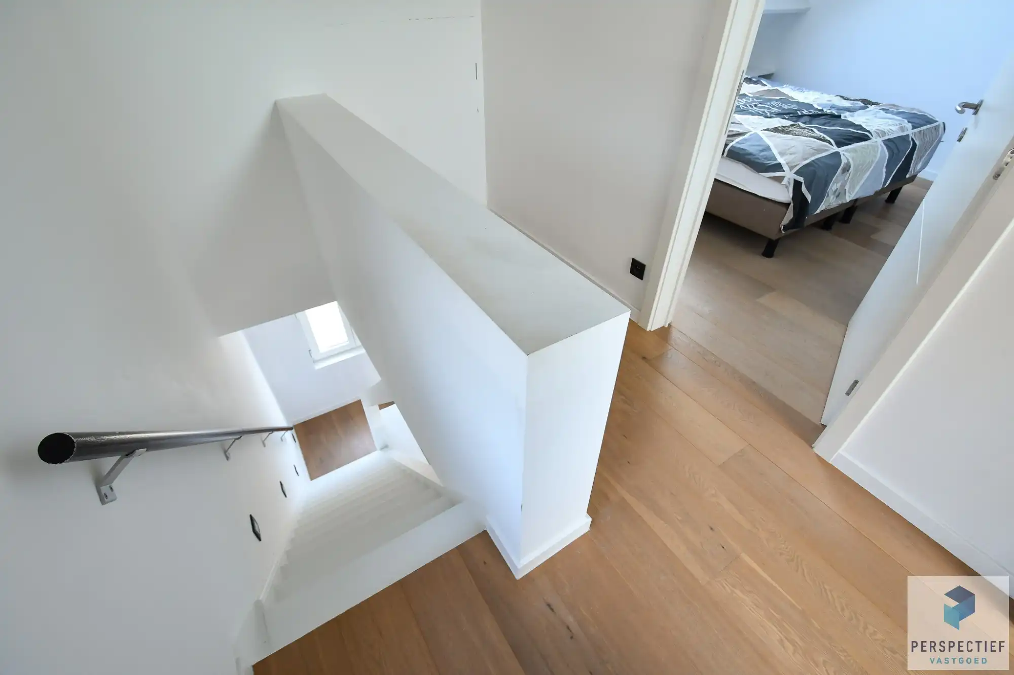 Ruime gerenoveerde woning met 4 slpk, grote tuin en garage foto 23