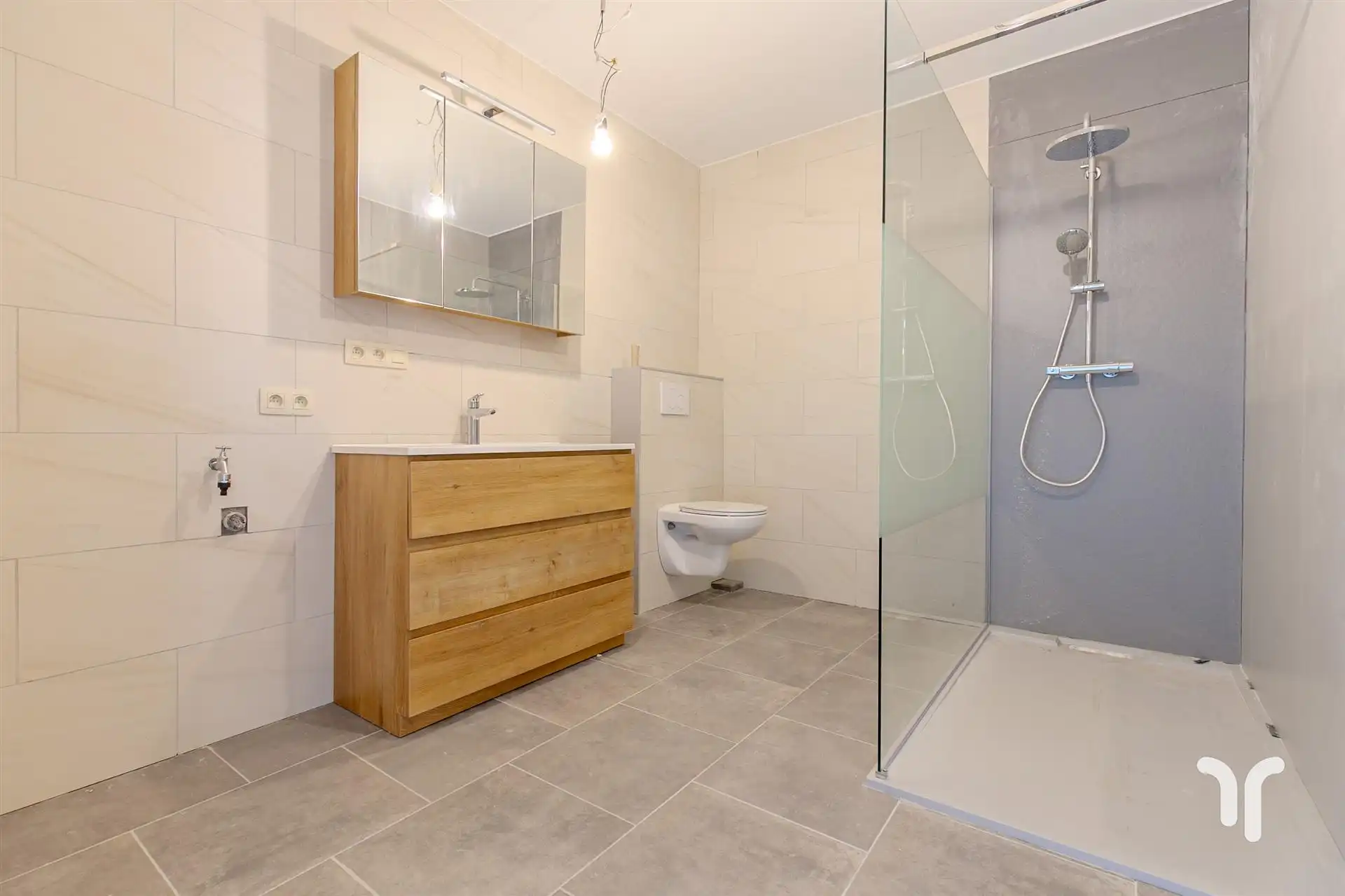 Centraal gelegen nieuwbouw appartement met 2 slaapkamers. foto 6