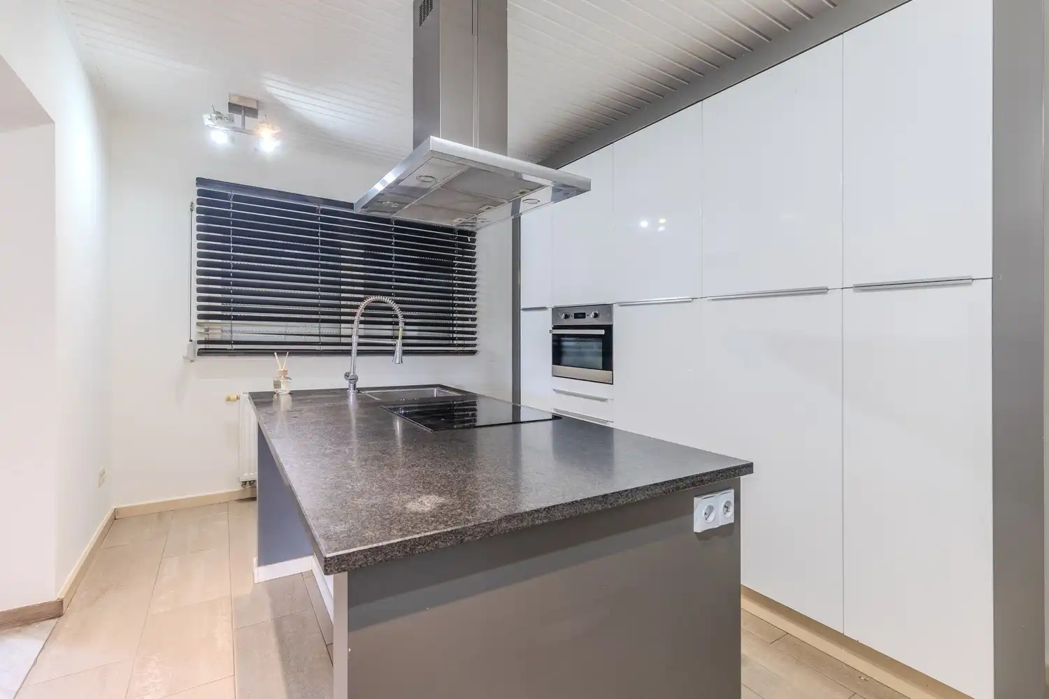 Instapklare woning op een ruim perceel van circa 8a8ca met tuin en garage op een gunstige locatie. foto 15