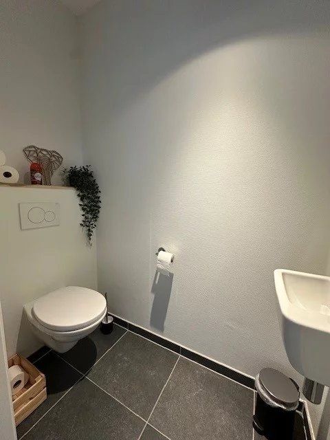 Modern appartement met 2 slaapkamers, terras en 2 ondergrondse staanplaatsen. foto 17