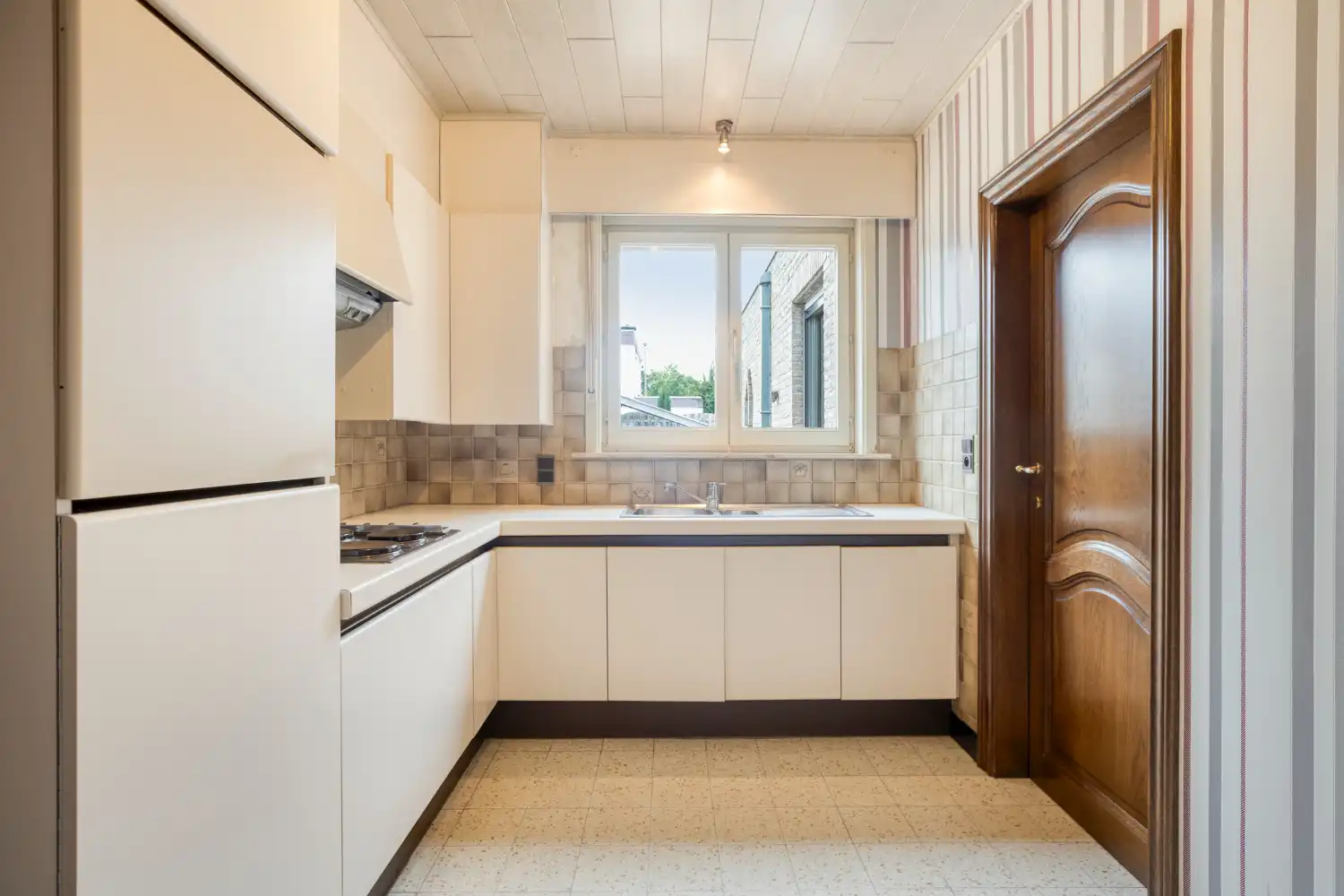 Halfopen woning met 3 slaapkamers en inpandige garage in Oostkamp - Perfect voor wie rust en ruimte zoekt. foto 6