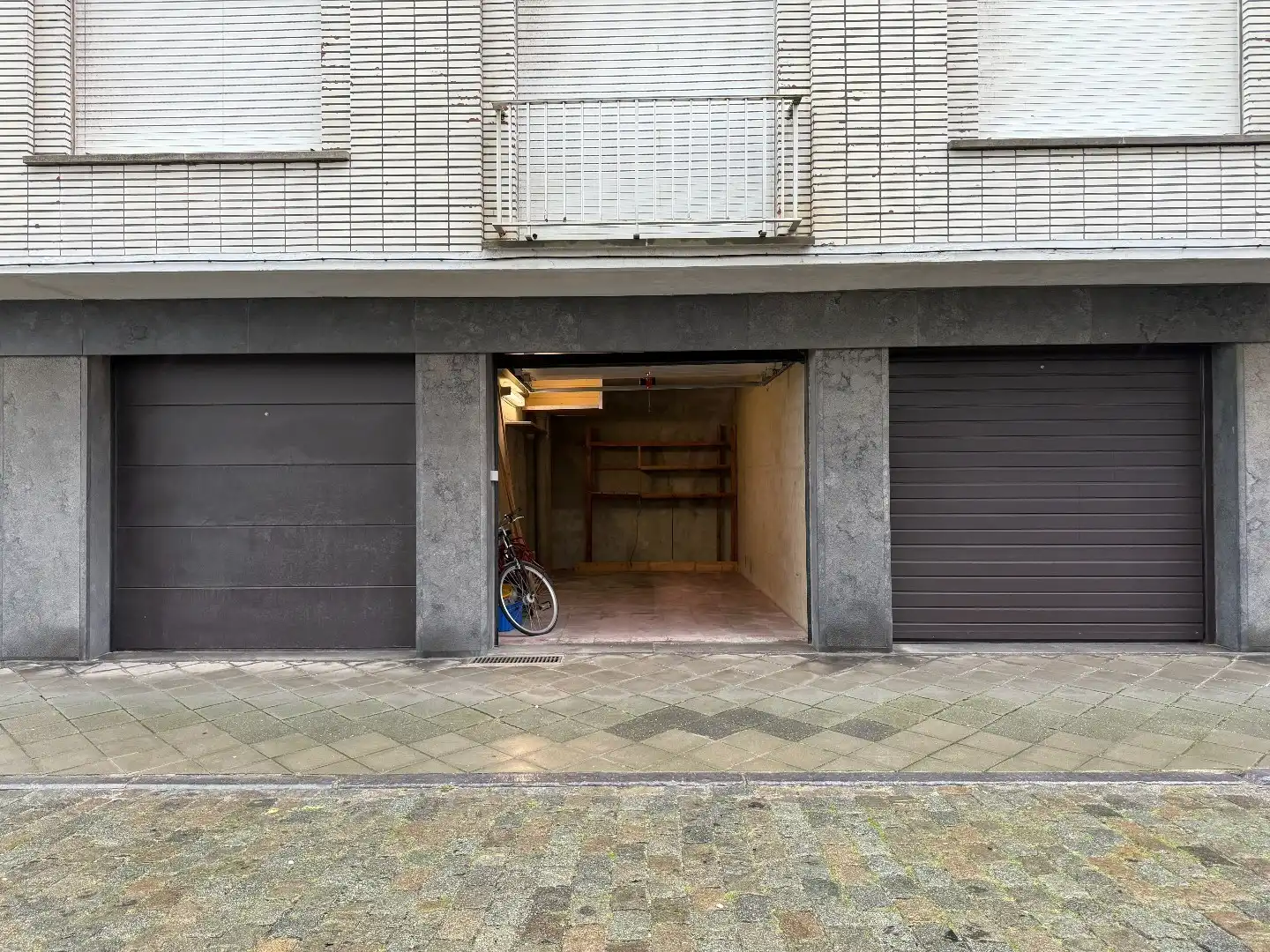 GARAGEBOX MET VOORLIGGENDE PARKEERPLAATS foto 2