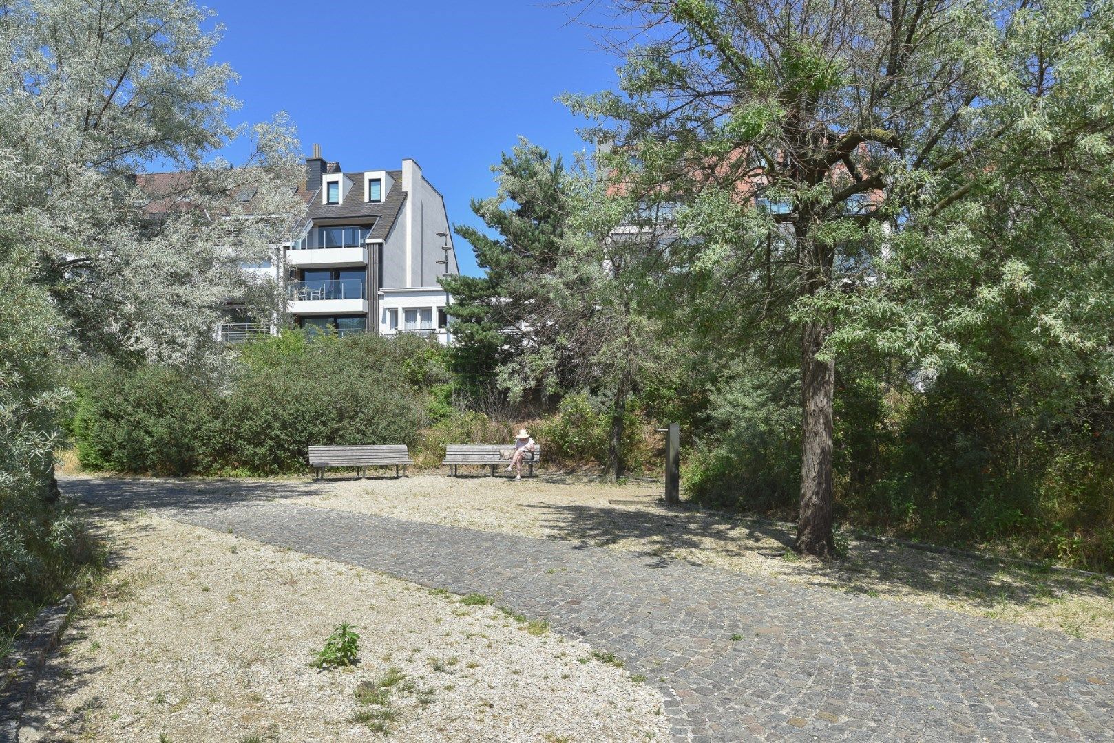 Prachtig gelegen appartement met zuidelijke oriëntatie, te midden van een groene omgeving, grenzend aan het Yzerpark, nabij de Dumortierlaan en het strand. Inpa foto 9