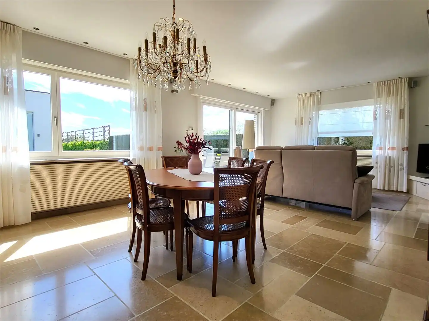 Deze ruime en uitstekend onderhouden villa-bungalow op een perceel van 1.264 m² combineert comfort, functionaliteit en een aangename woonbeleving met een zuidgericht terras en een prachtig aangelegde tuin met zwembad en badhuis. foto 14