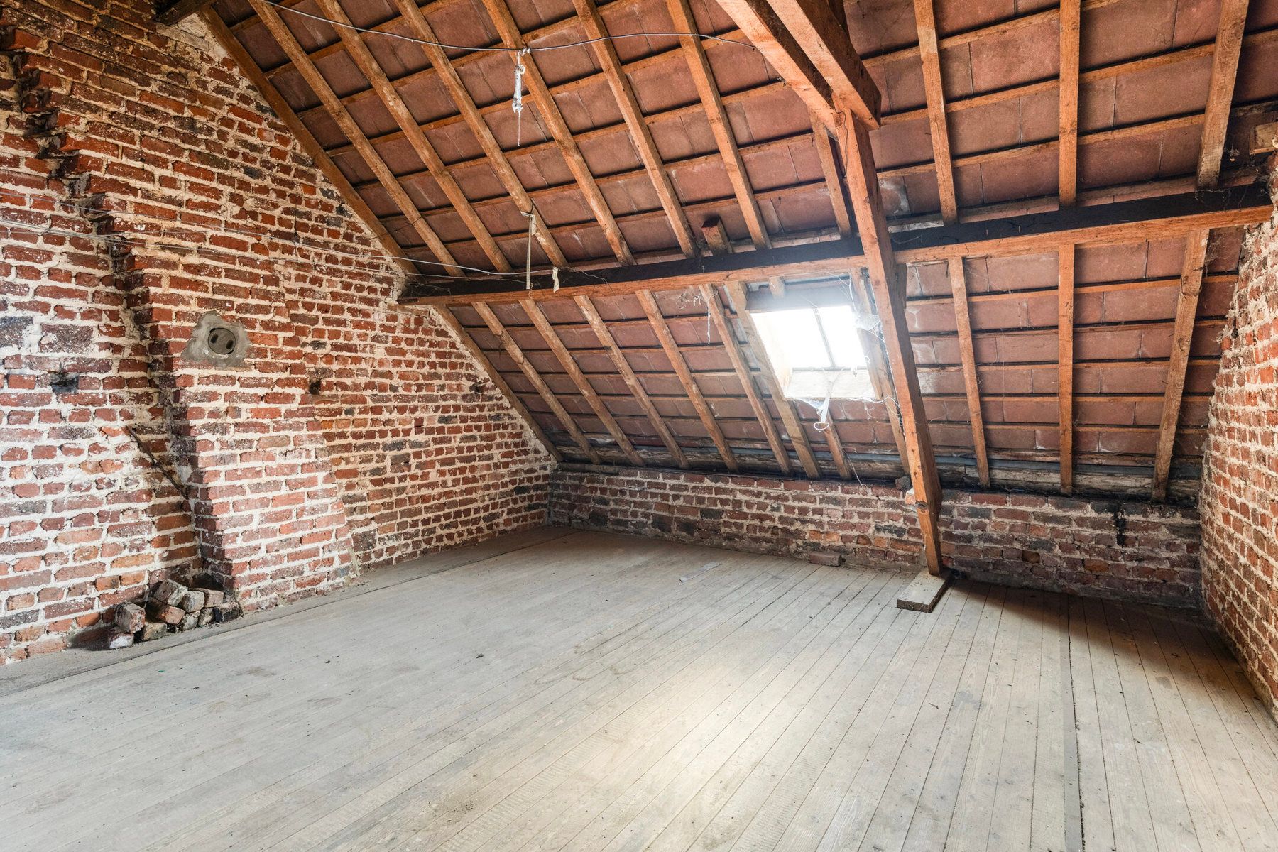 Ruime te renoveren woning met opslagplaats in hartje Gooik foto 22