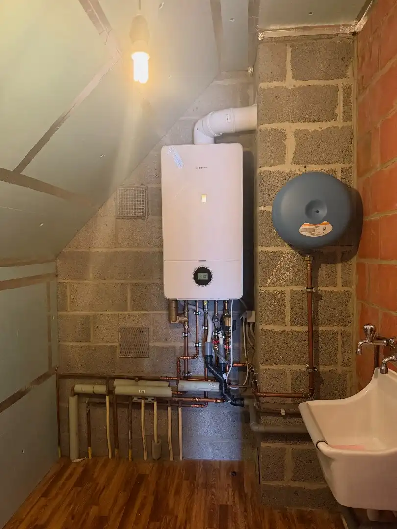 Instapklare open bebouwing met gelijkvloerse slaap- en badkamer en drie slaapkamers op verdiep. foto 16