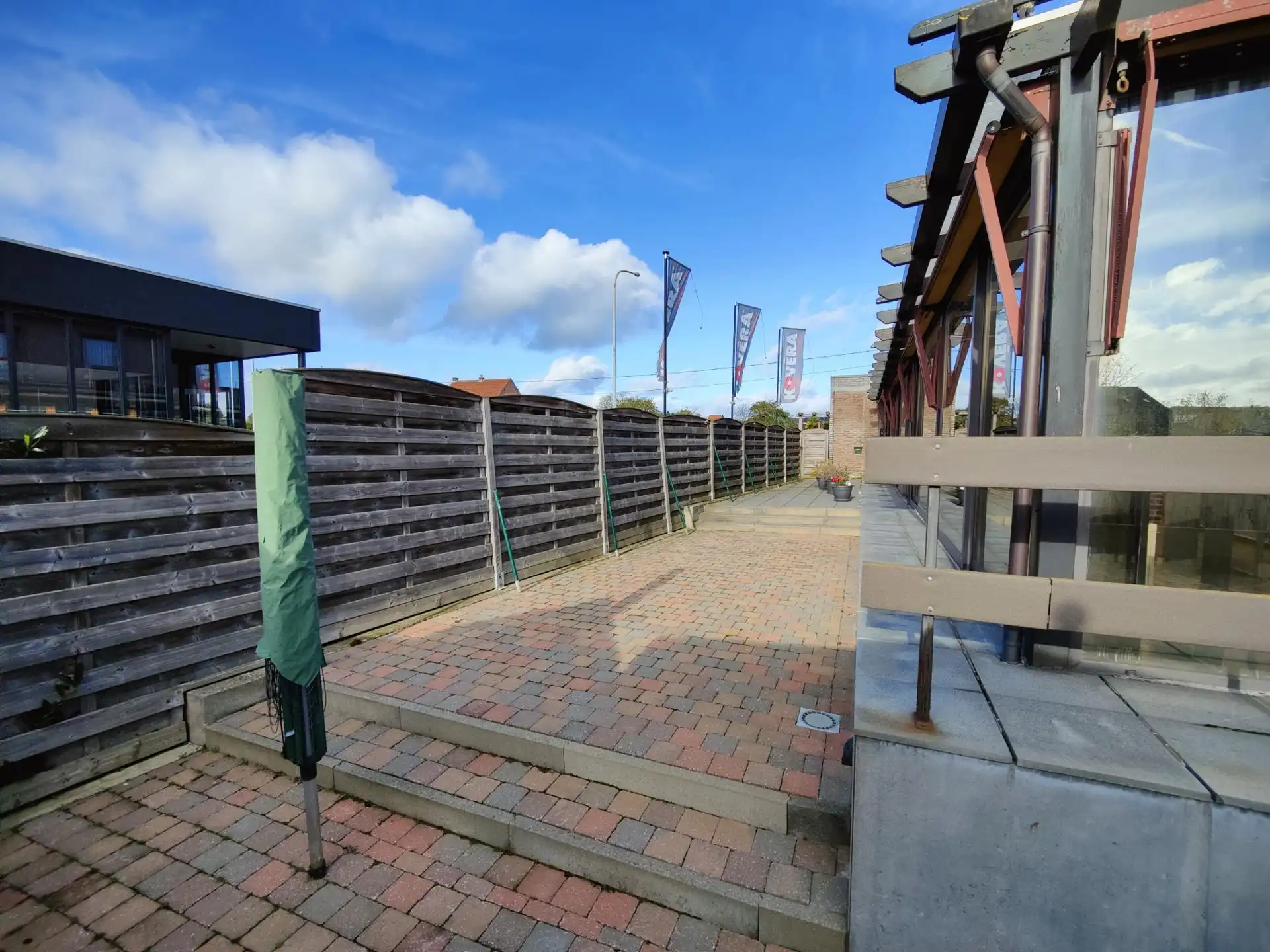 Ruim, gelijkvloers appartement met 2 slaapkamers & terras foto 11