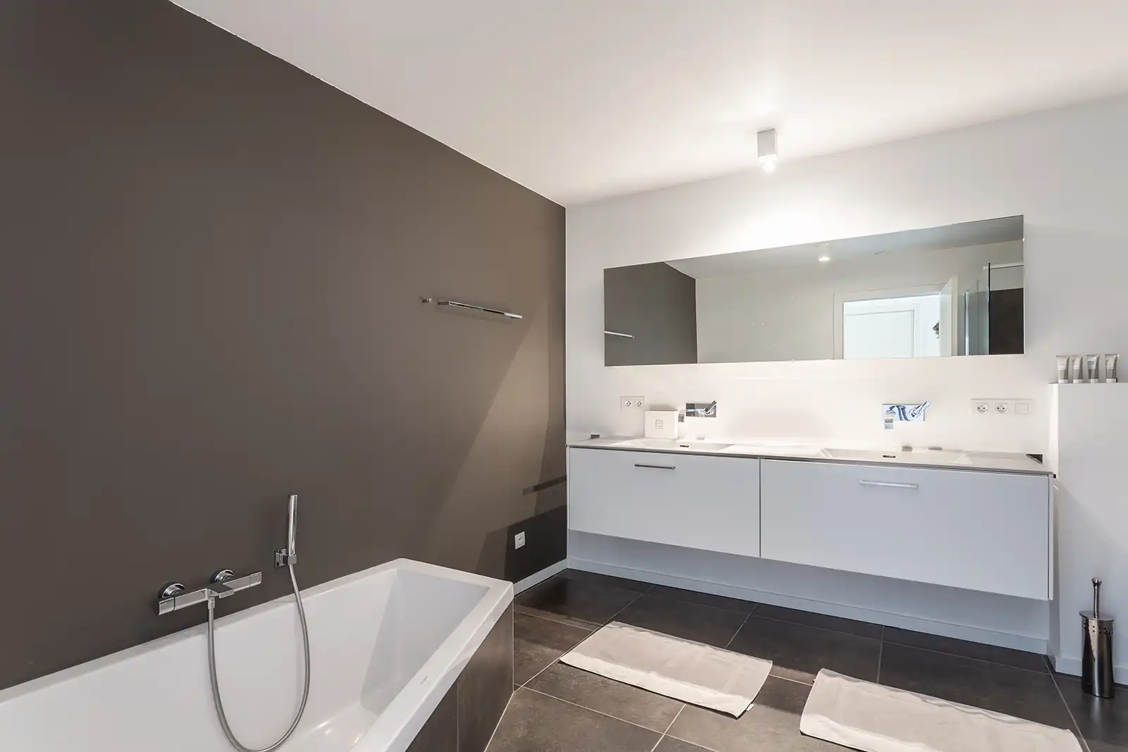 Luxueus en gemeubeld appartement met twee terrassen en parking op het Zuid foto 16