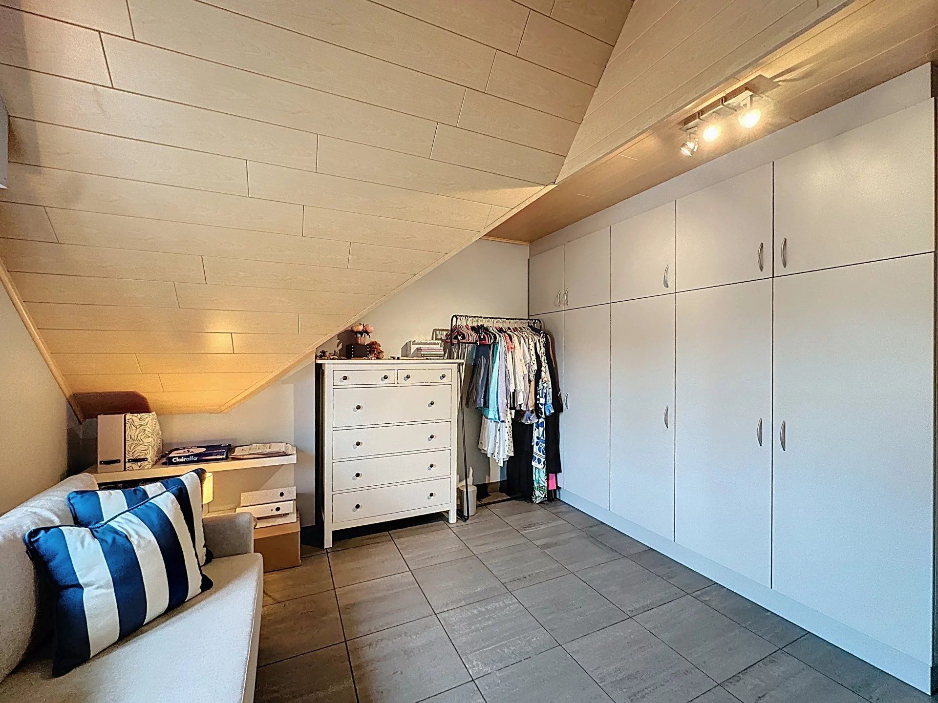Prachtige landelijke gelegen vrijstaande woning uit 2001, gelegen op een perceel van 16a 43ca. Deze woning biedt comfort, ruimte en privacy met hoogwaardige afwerking en moderne gemakken. foto 36