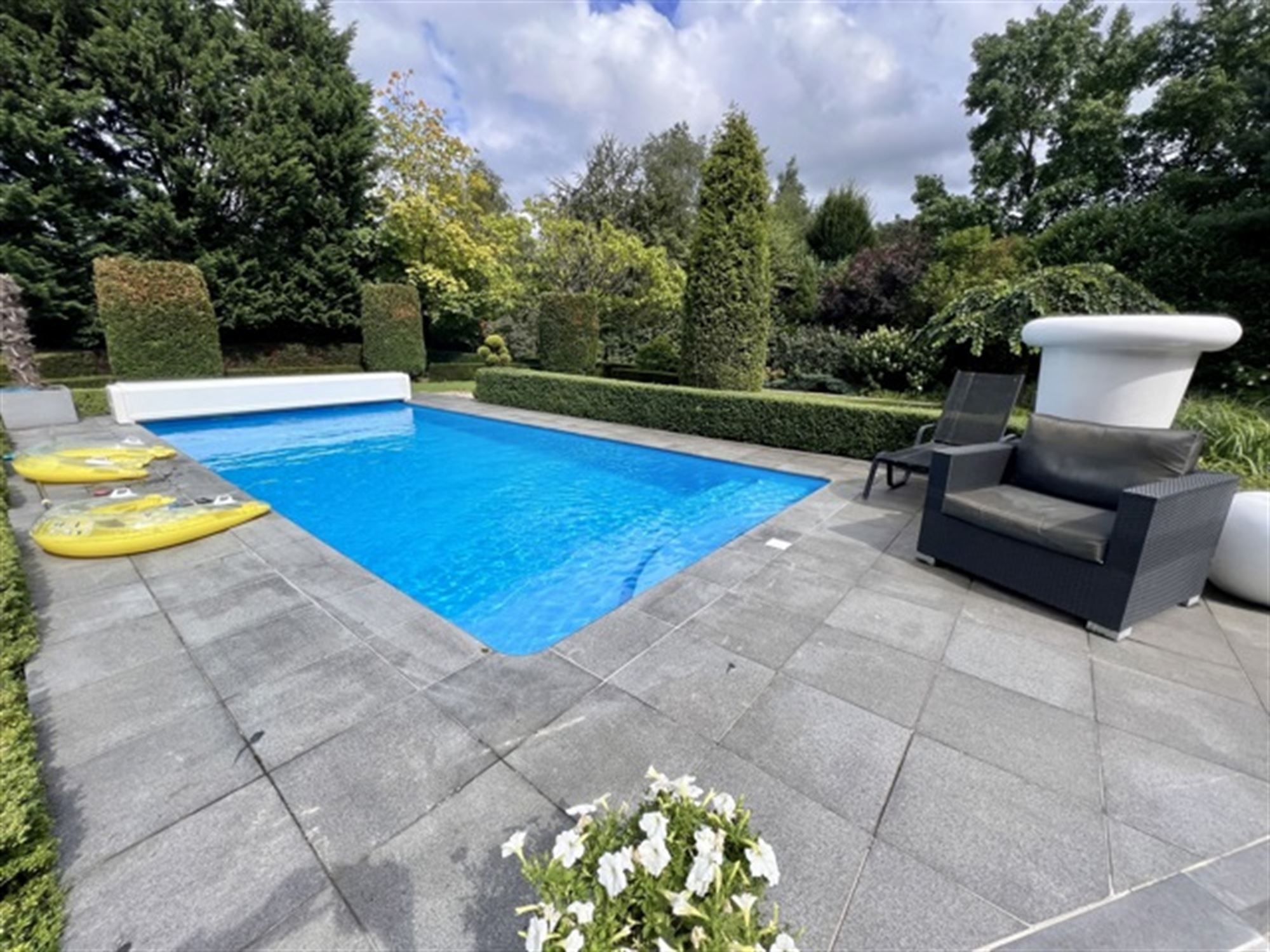 Villa met binnen en buitenzwembad foto 35