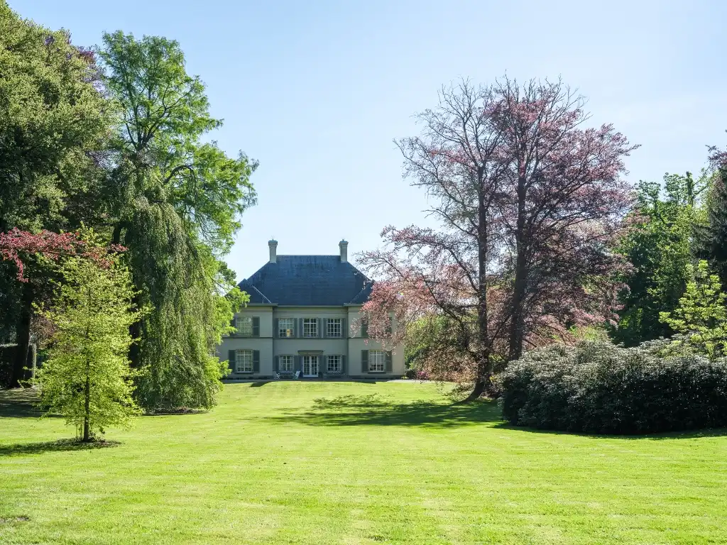 Hoofdfoto van de publicatie: Exclusief landhuis met voormalig koetshuis, gelegen op een prachtig domein van circa 34.000 m² in Evergem