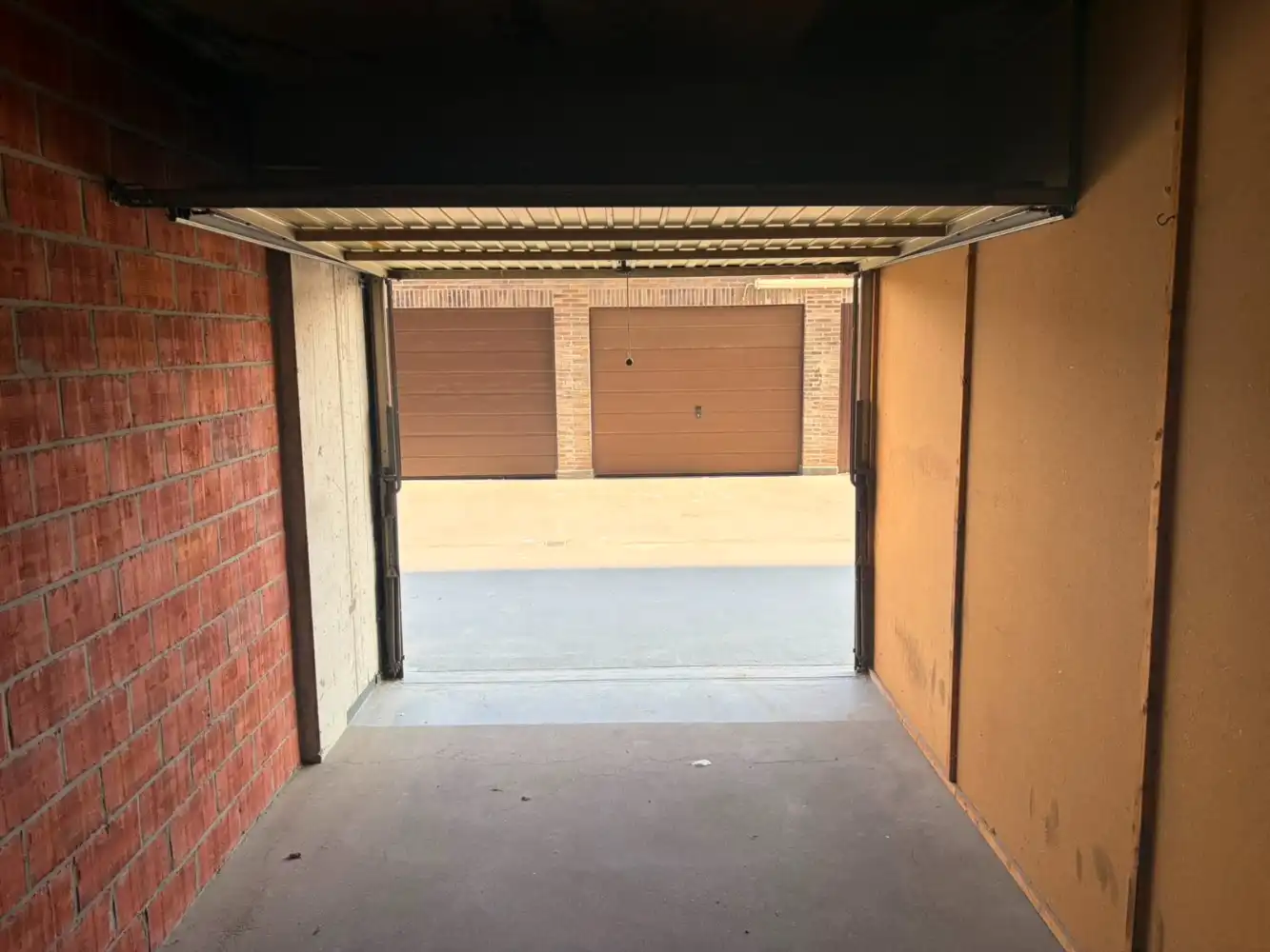 Gesloten garagebox aan de Zeedijk foto 6