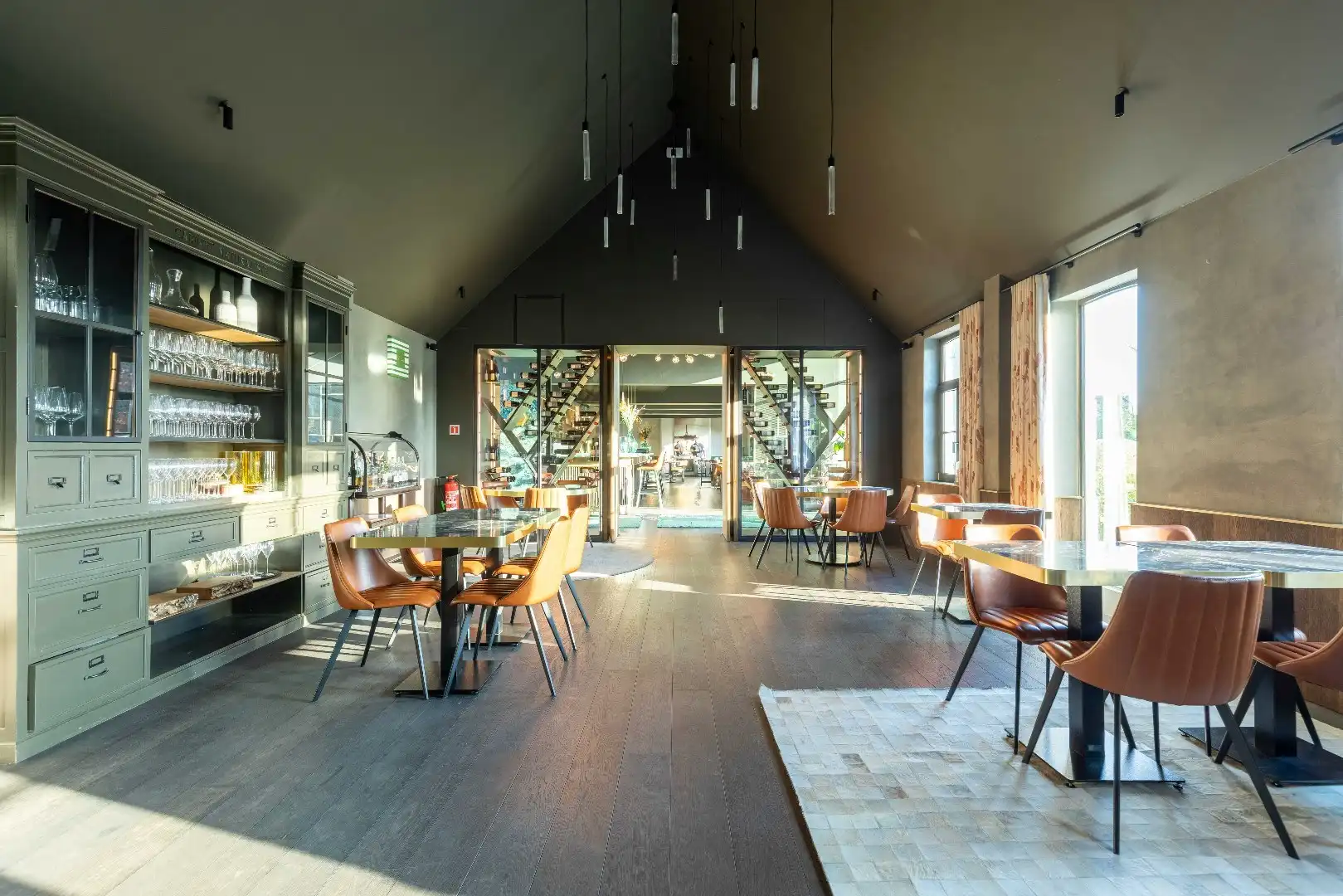 Luxe horecazaak met woonst, parking, terrassen en bureel te Oostduinkerke. foto 7