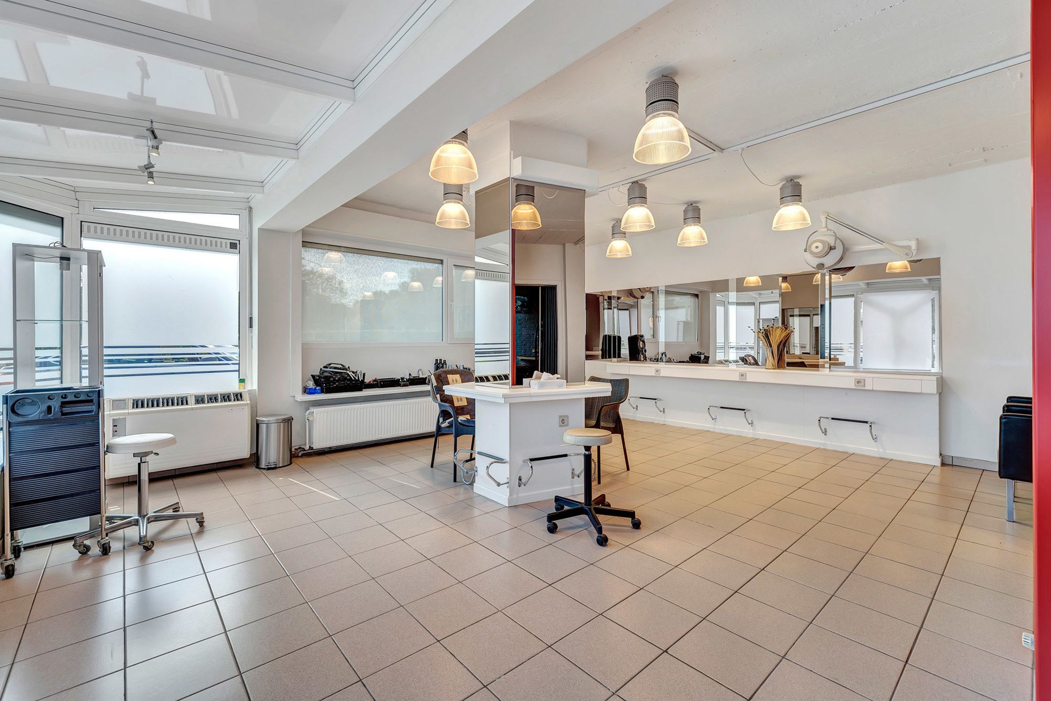 Ruime woning met praktijkruimte in rustige straat te Okegem foto 5