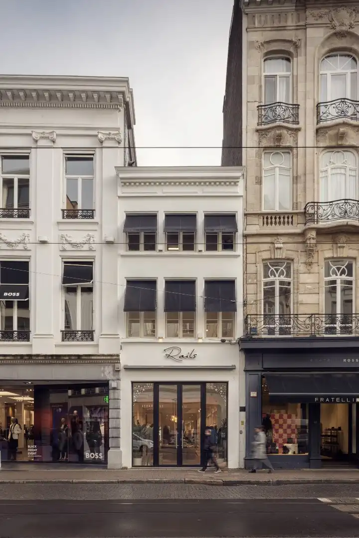 Winkel in drukbezochte Huidevettersstraat foto {{pictureIndex}}