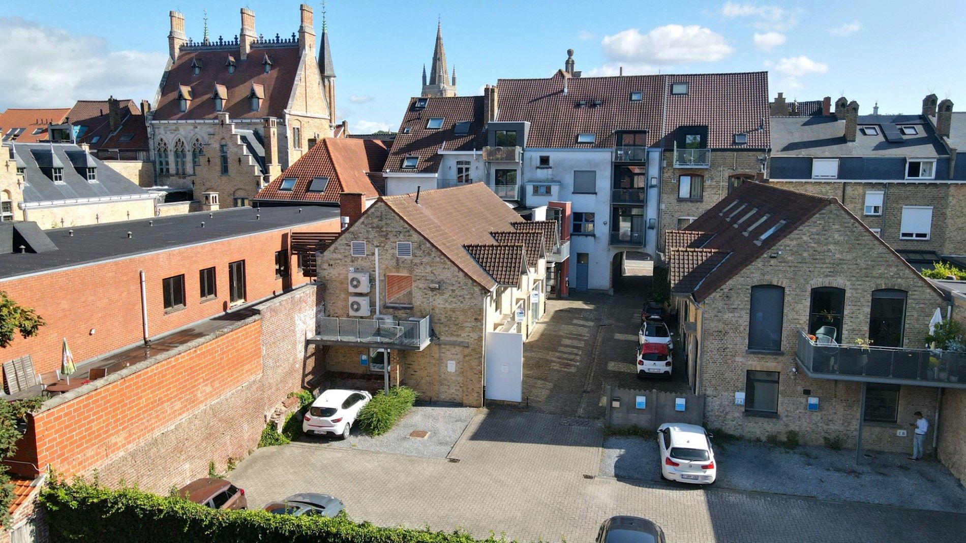 Uniek karaktervol handelseigendom te centrum Ieper. foto 1