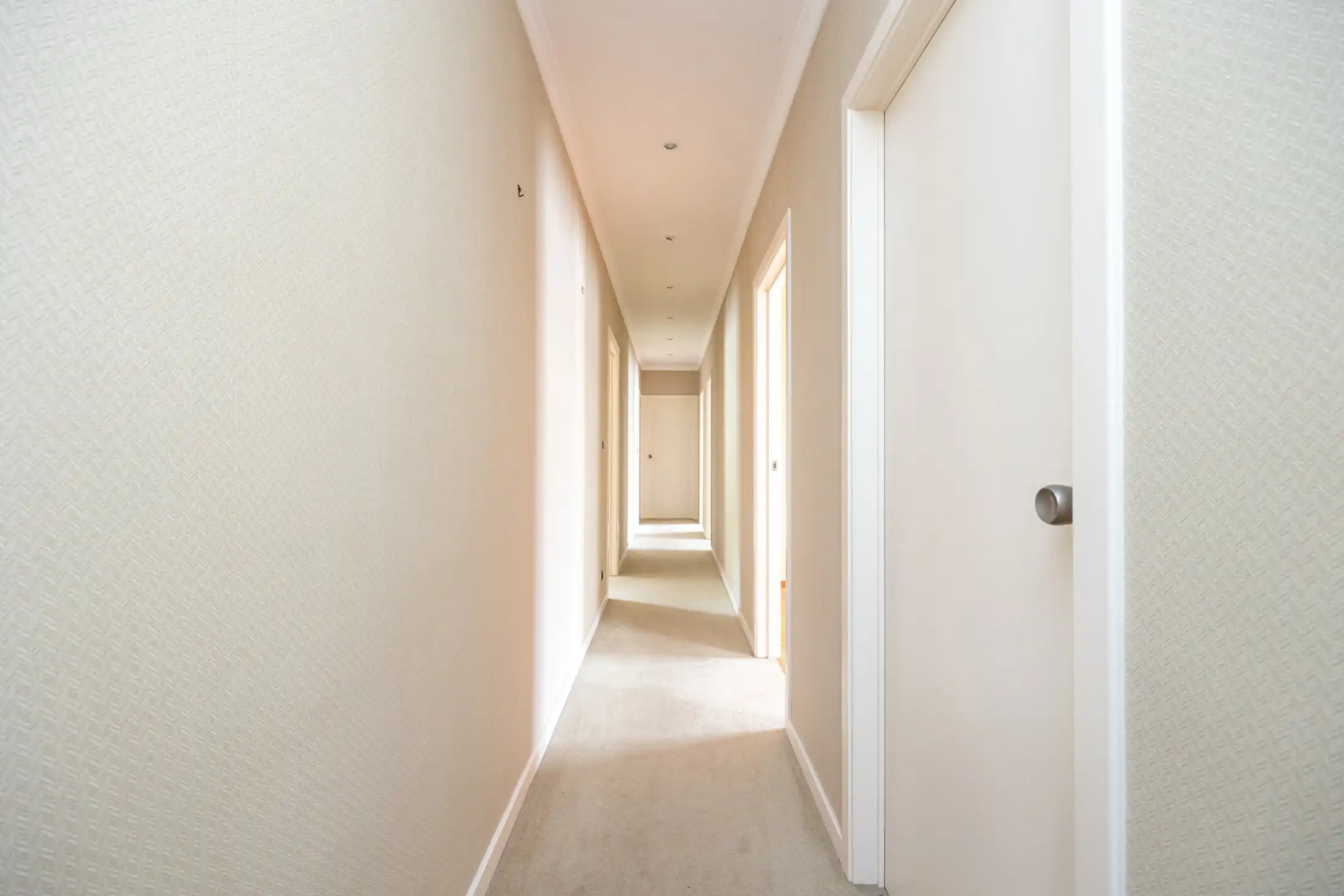 Uitzonderlijk groot gebouw met appartement en handelsruimte foto 9