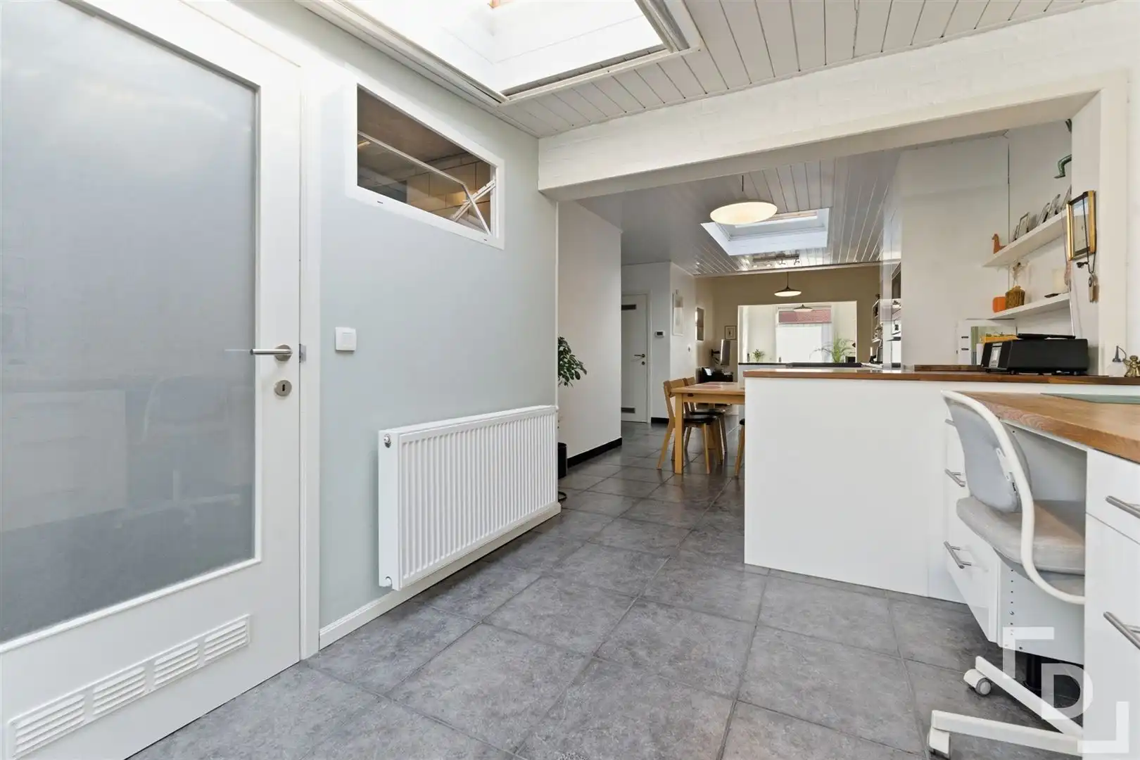 Ruime en energetische woning met uitweg en lostaande garage te koop in centrum Ieper. foto 9