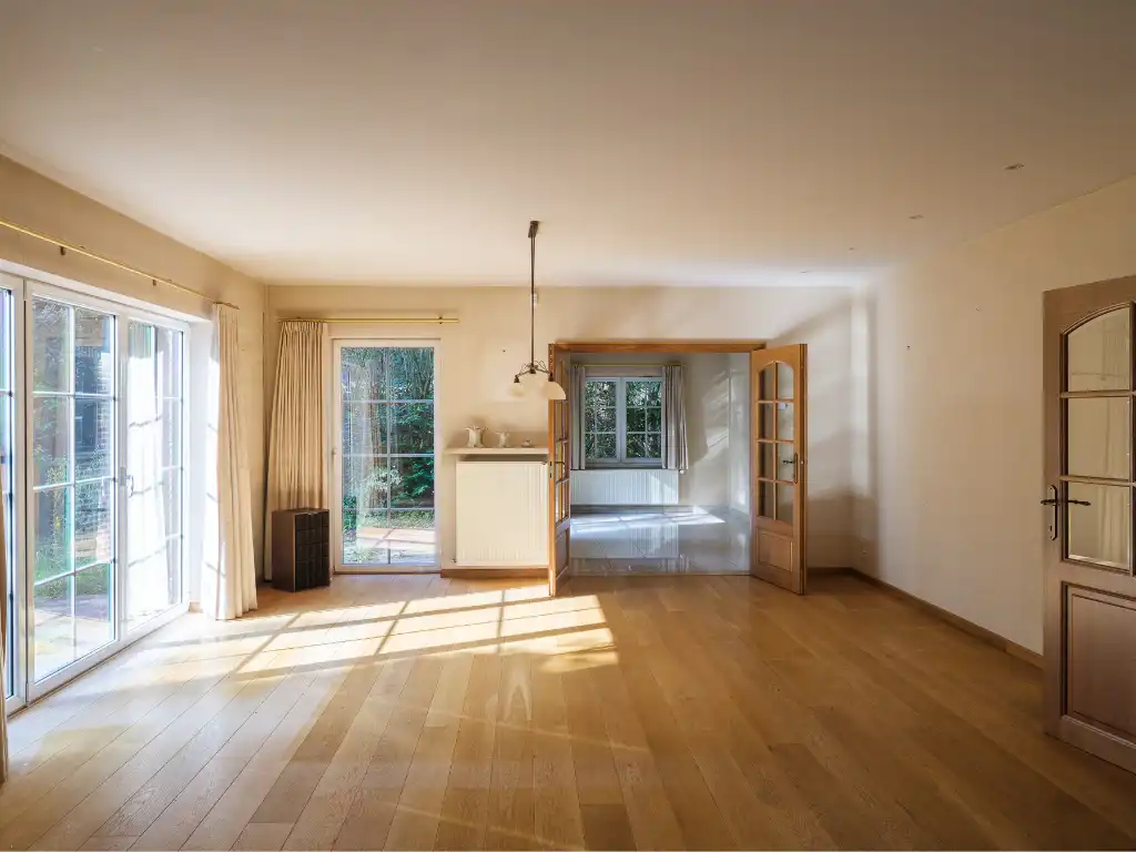 Vrijstaande villa (BJ 2001) met onder meer 6 slaapkamers, 2 badkamers en een dubbele inpandige garage foto 2