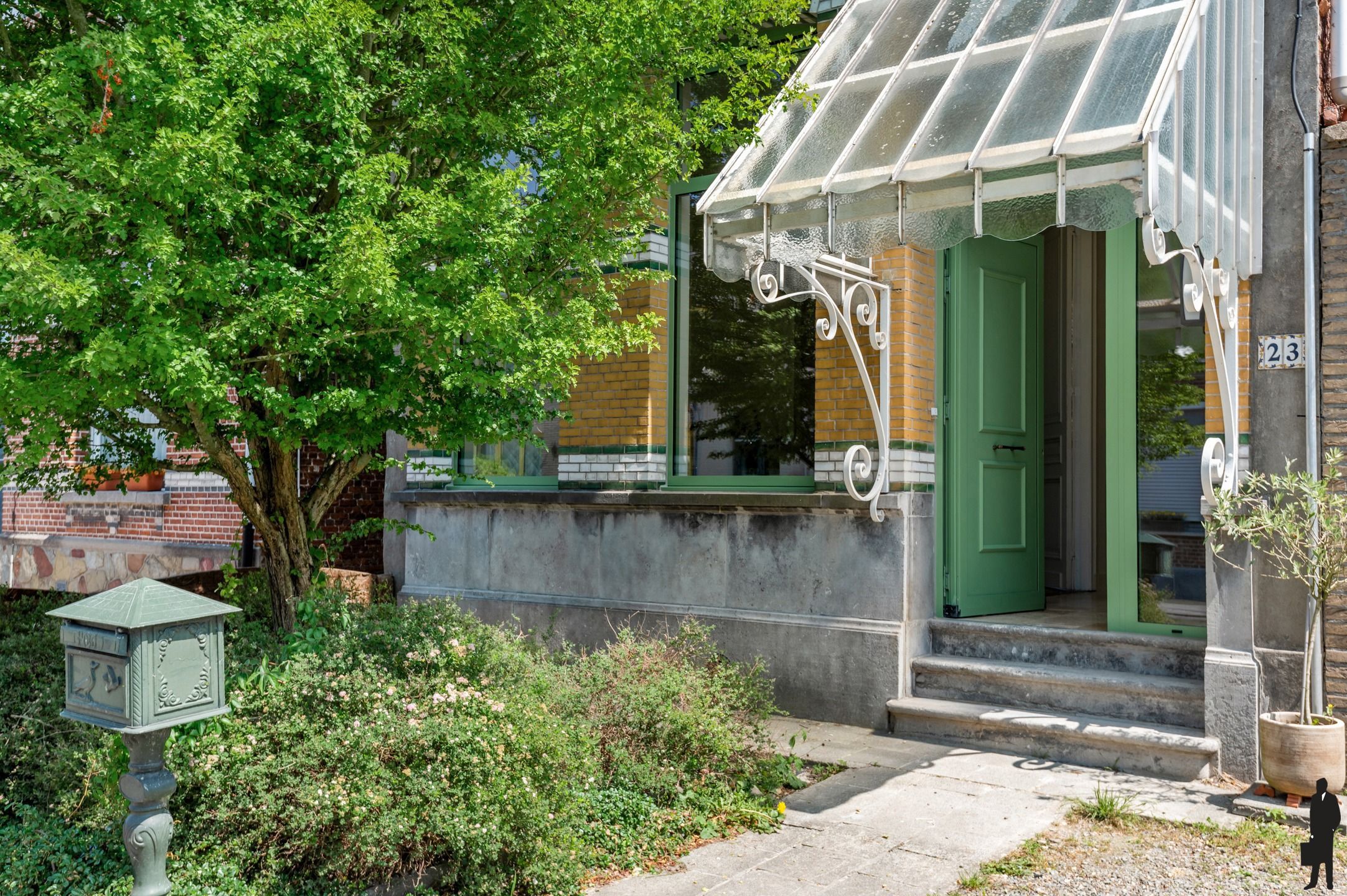 Volledig gerenoveerde herenwoning op een perceel van 770 m²  foto {{pictureIndex}}