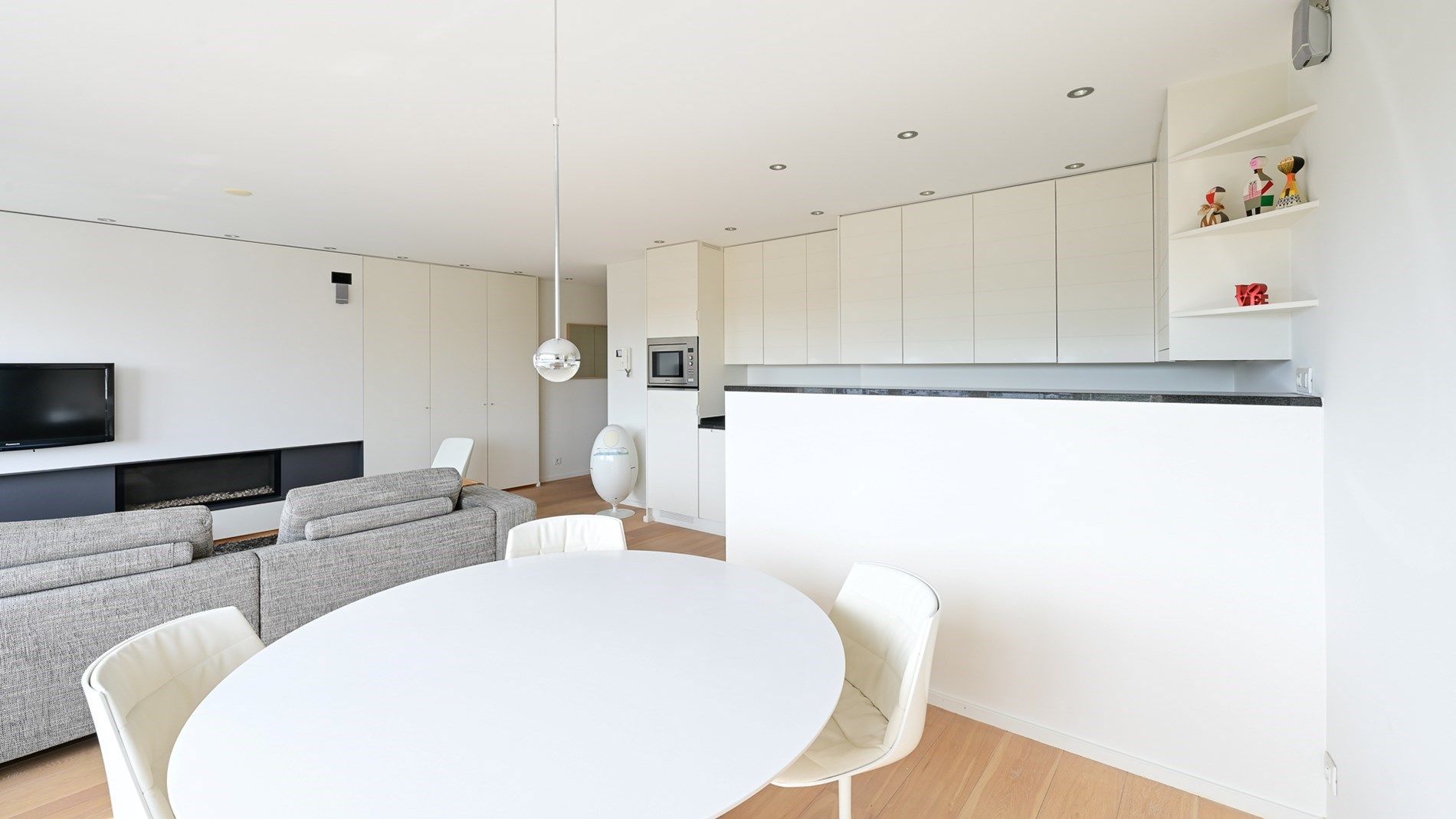 Verzorgd appartement met aangename gevelbreedte genietend van een prachtig open zicht op de villa's, gelegen in het centrum van Knokke. foto 9