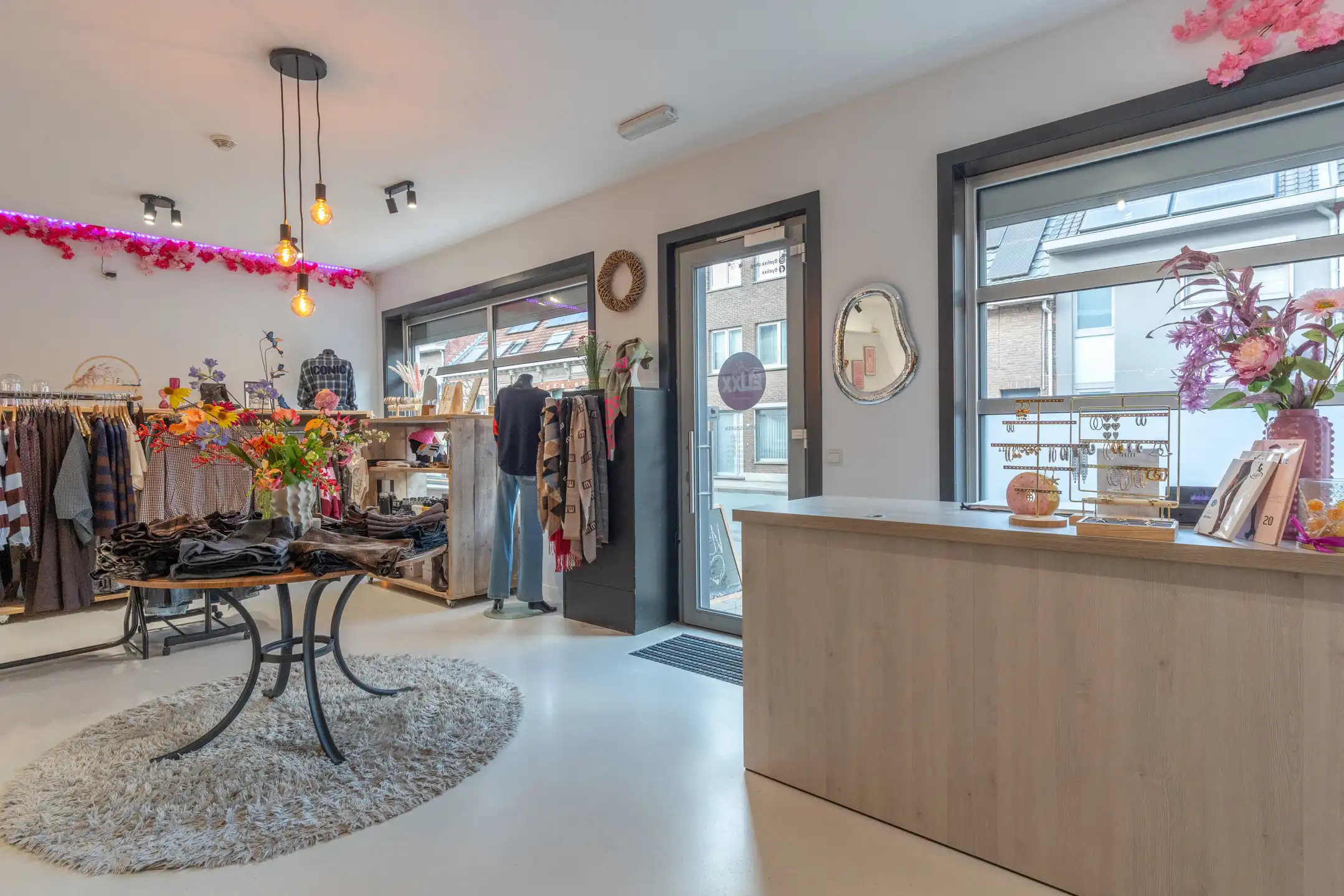 Voormalige winkel met garage, mogelijkheid tot 3 slpk woning foto 5
