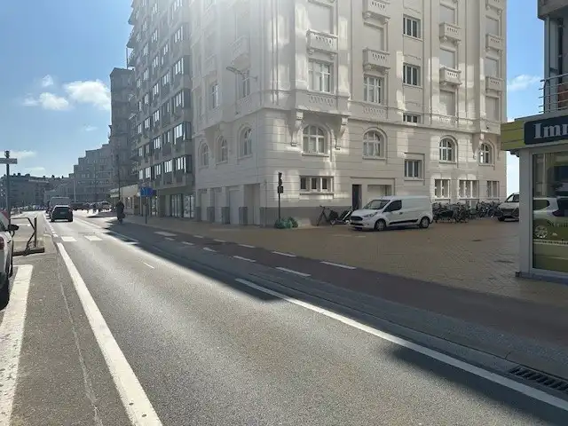 Handelspand  op topligging  .  Strandplein.   Ruim 200 m2  .       Tegen 1 juni volledig nieuw afgewerkt.   Zowel te koop of te huur.   foto 17