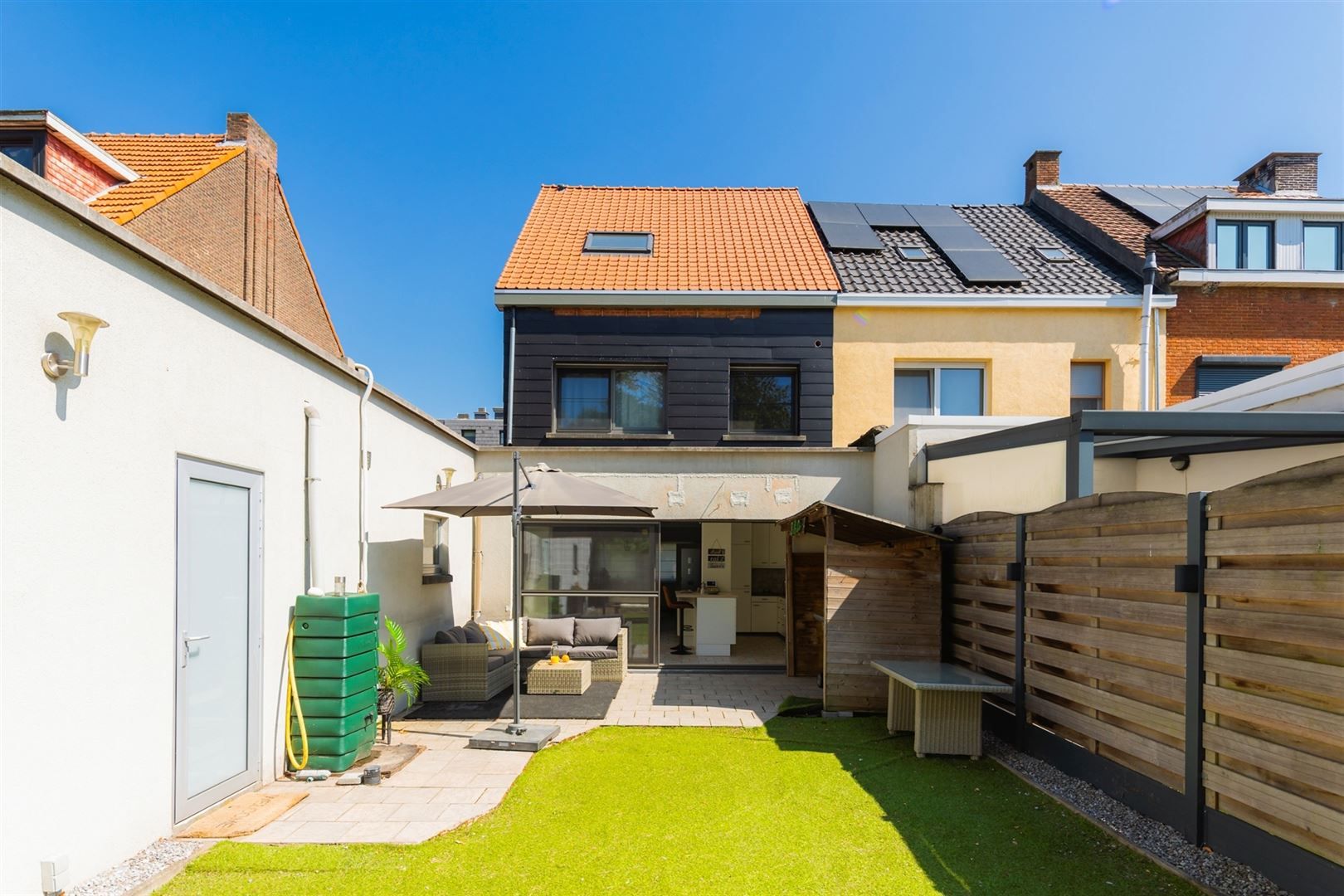 Instapklare woning met zeer grote garage en oprit foto 12