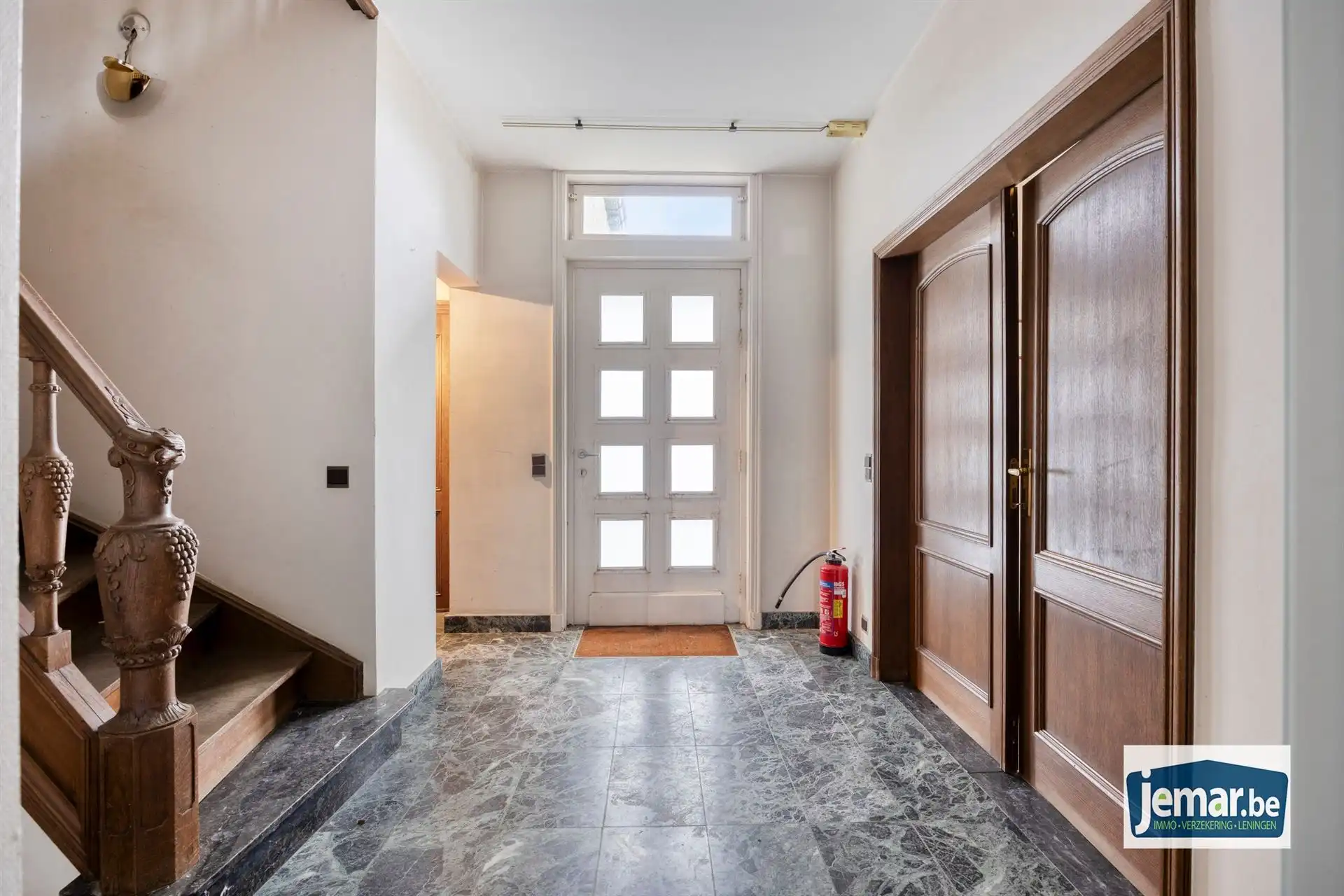 Villa met professionele opslagruimte, kelder en kantoorruimtes. foto 14