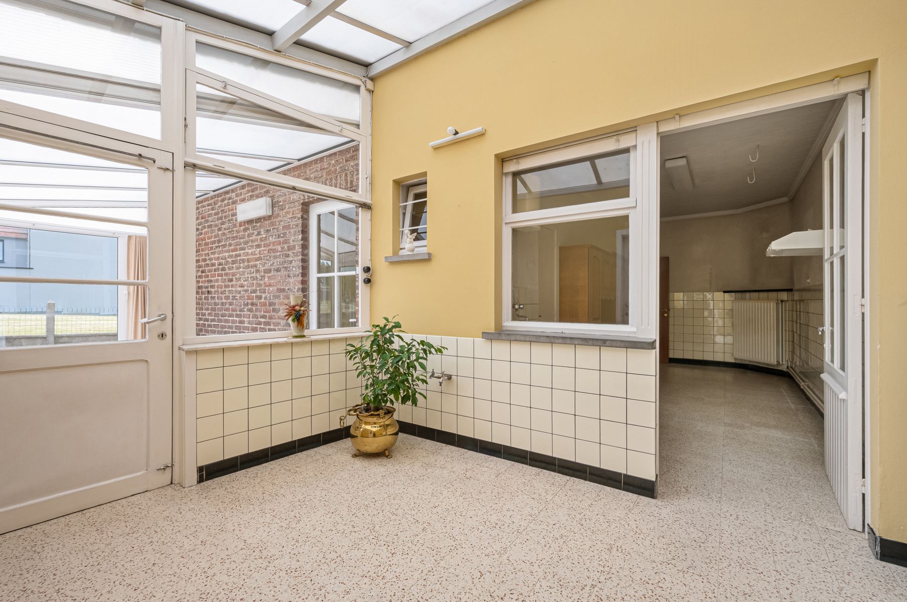 Grote, halfopen woning met grote weide foto 10