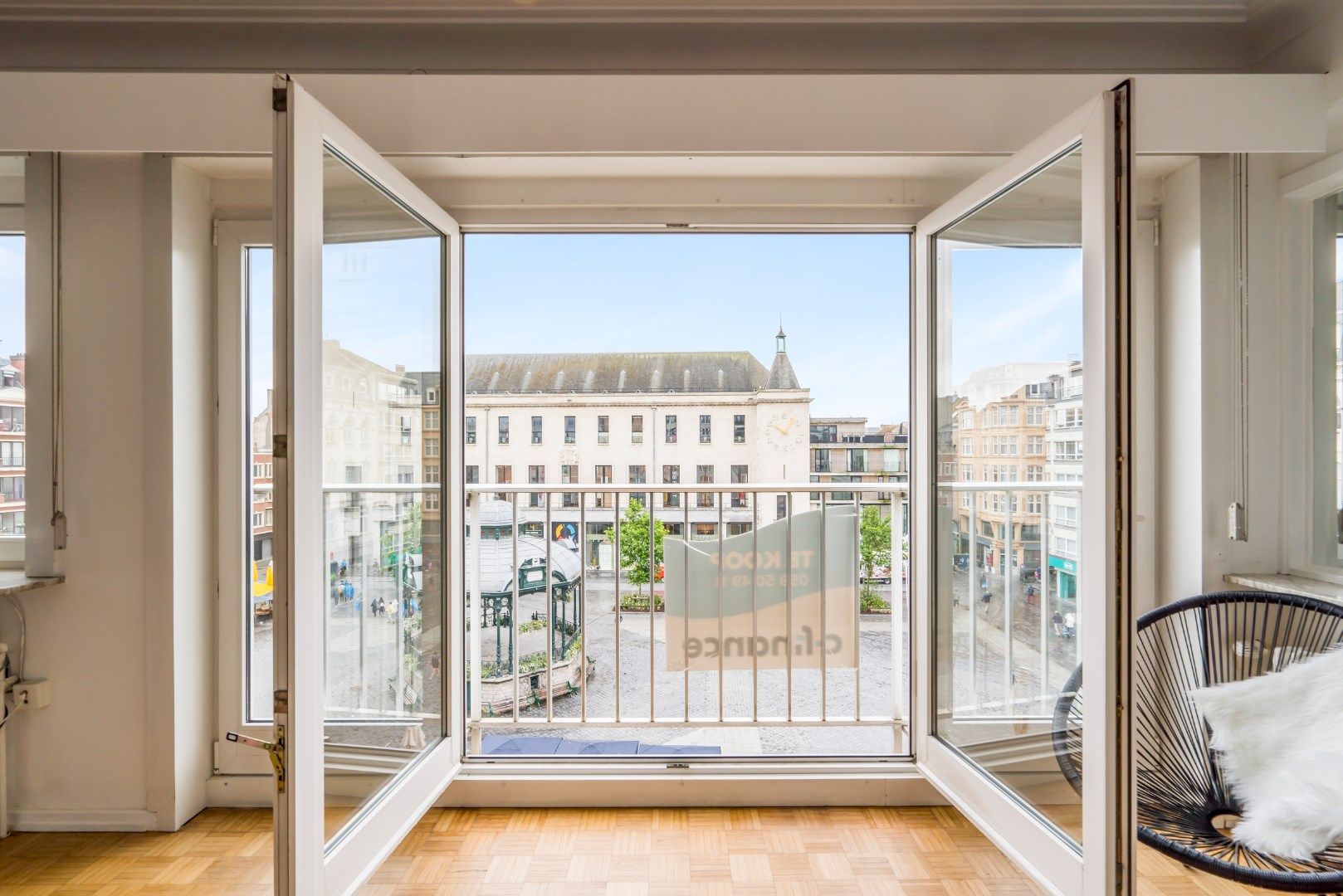 Uniek 3-slaapkamerappartement in het historisch hart van Oostende – Nostalgische charme en tijdloze elegantie! foto {{pictureIndex}}